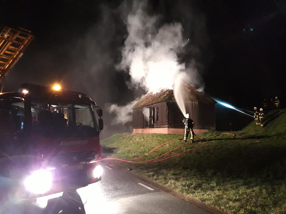 Brand verwoest griendwerkerskeet bij Hank