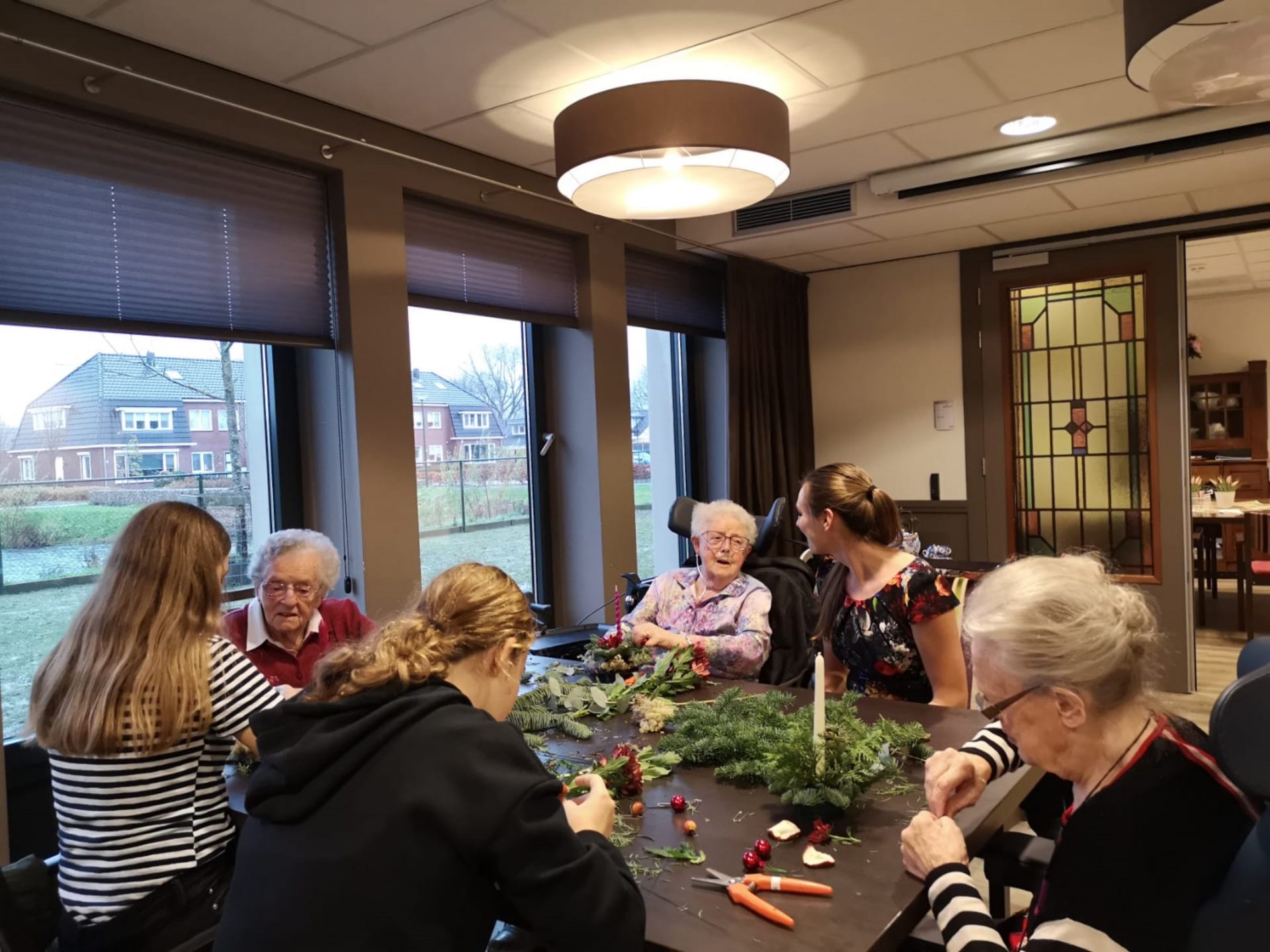 Leerlingen maken kerststukjes met bewoners Notenhoff