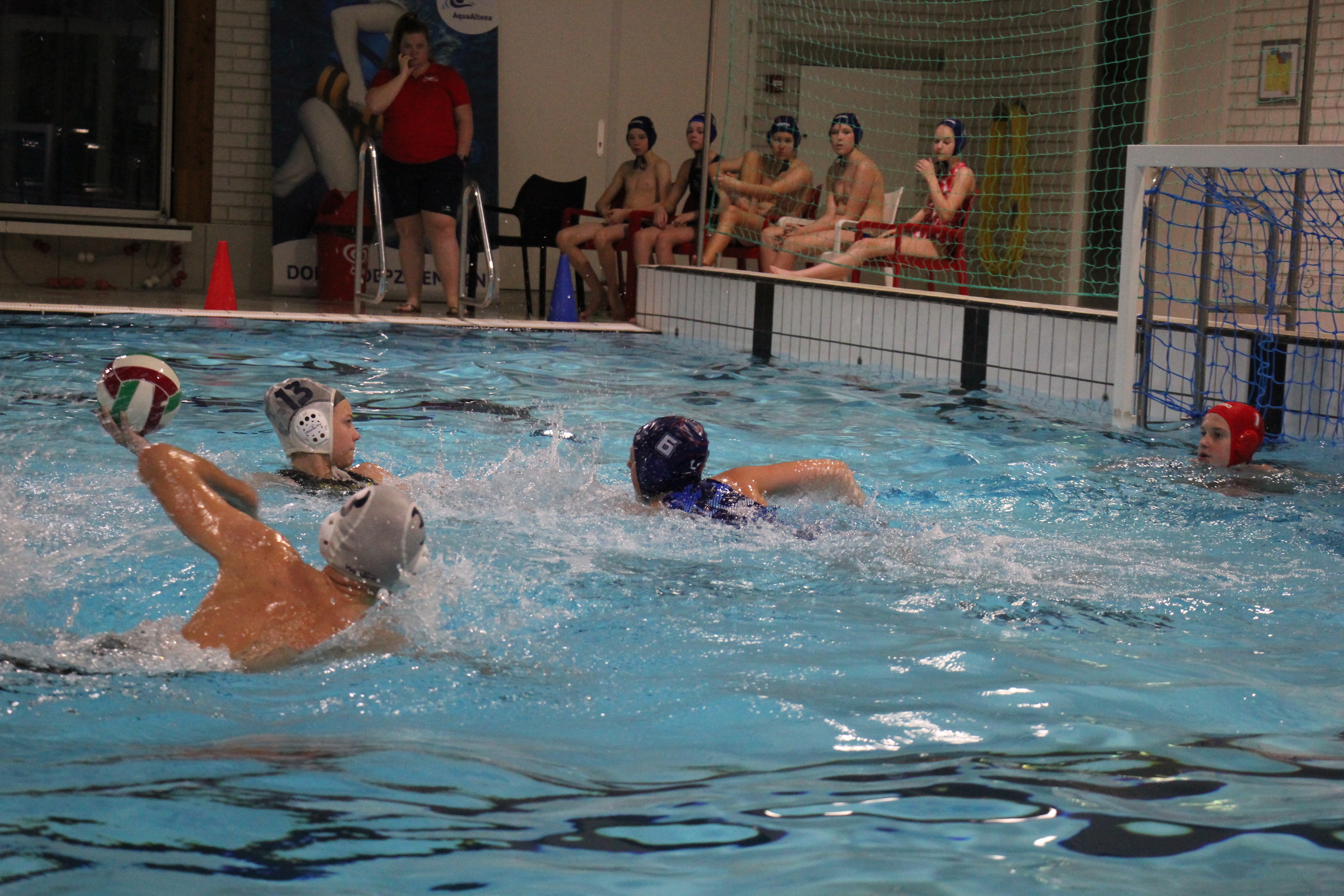 Waterpolojeugd ZVDO’74 getransformeerd in vechtmachine