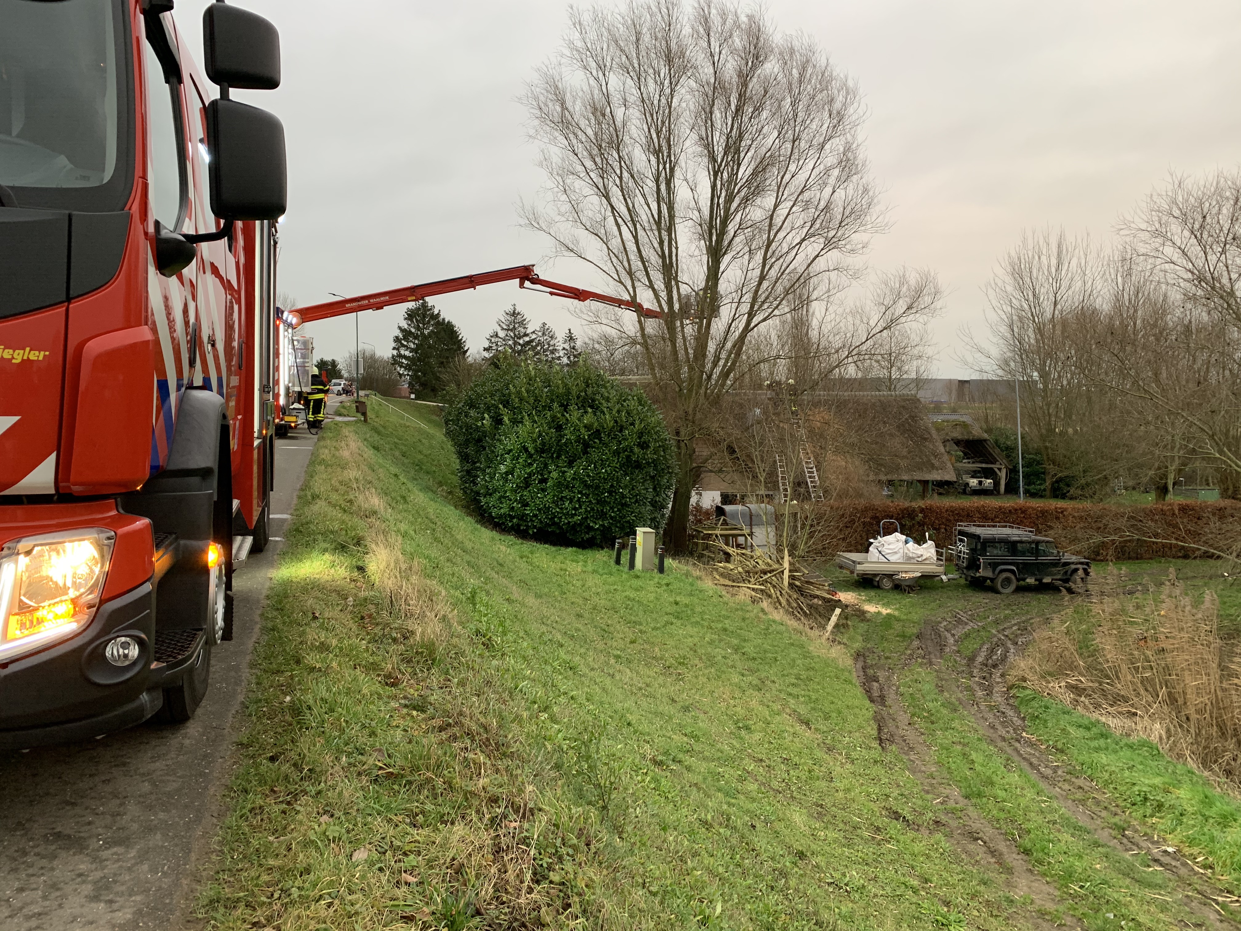 Schoorsteenbrand aan de Hoge Maasdijk in Andel