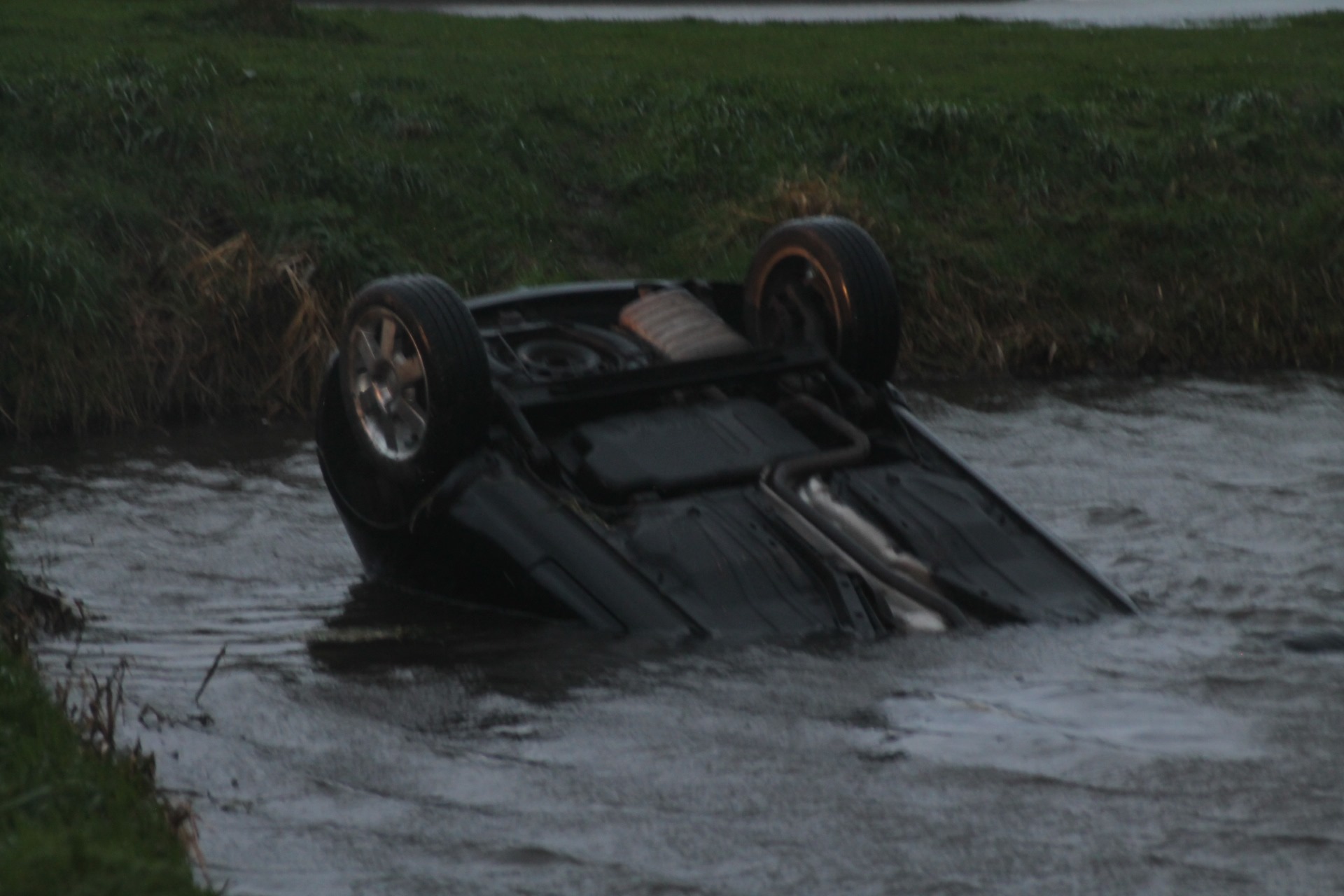 Voertuig te water aan de Almkerkseweg