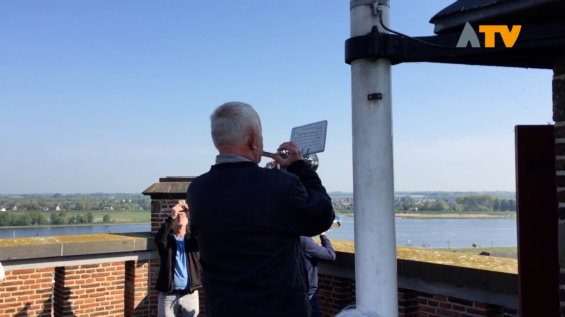 Volkslied klonk vanaf grote hoogte