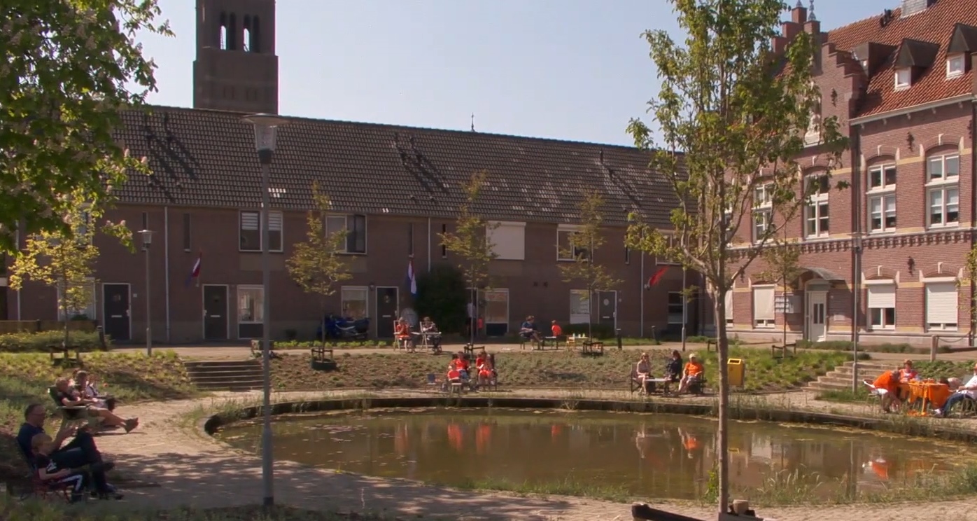 Bingo vanuit de voortuin op Koningsdag