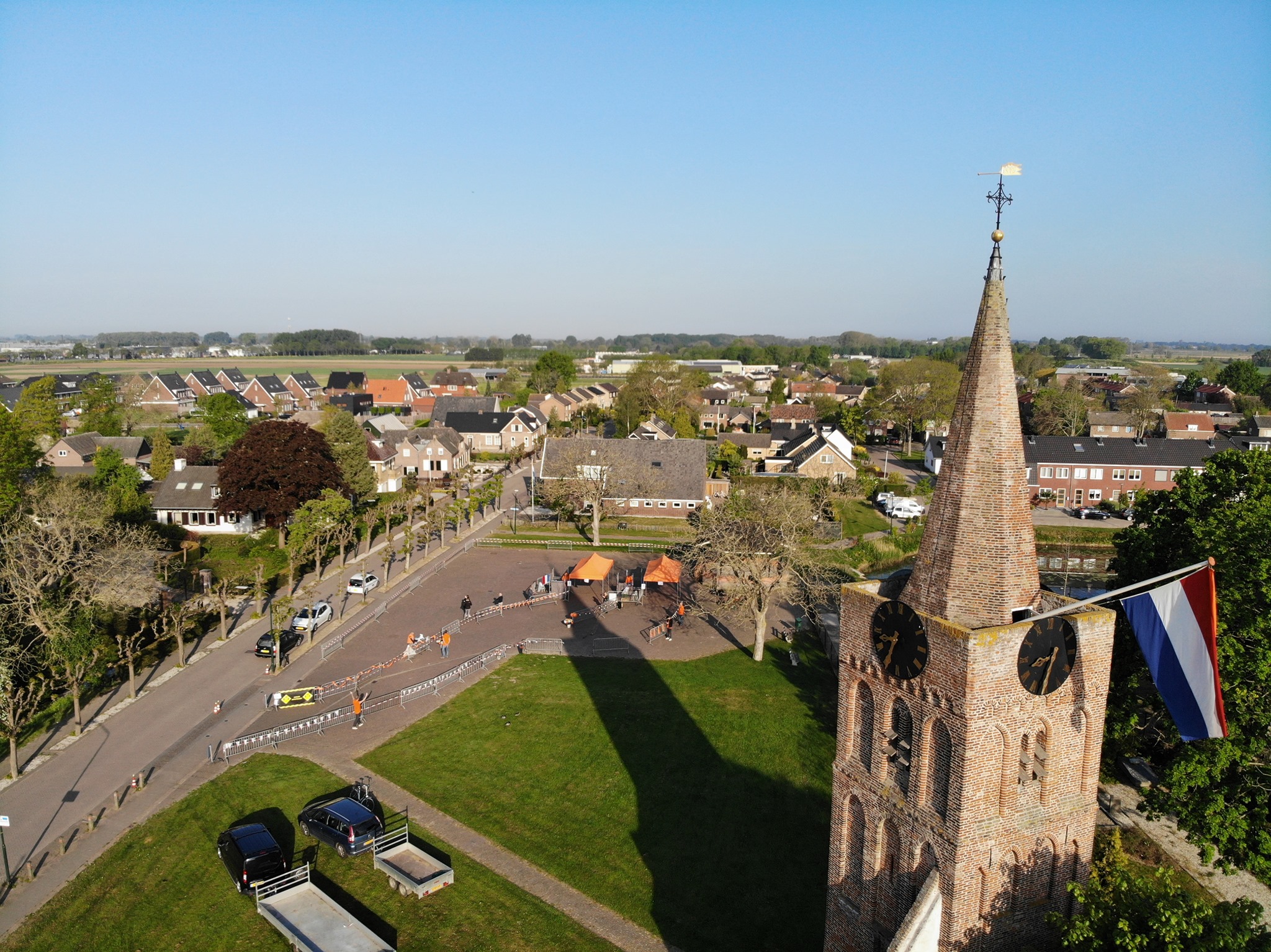 In de file voor oranje tompoucen in Andel