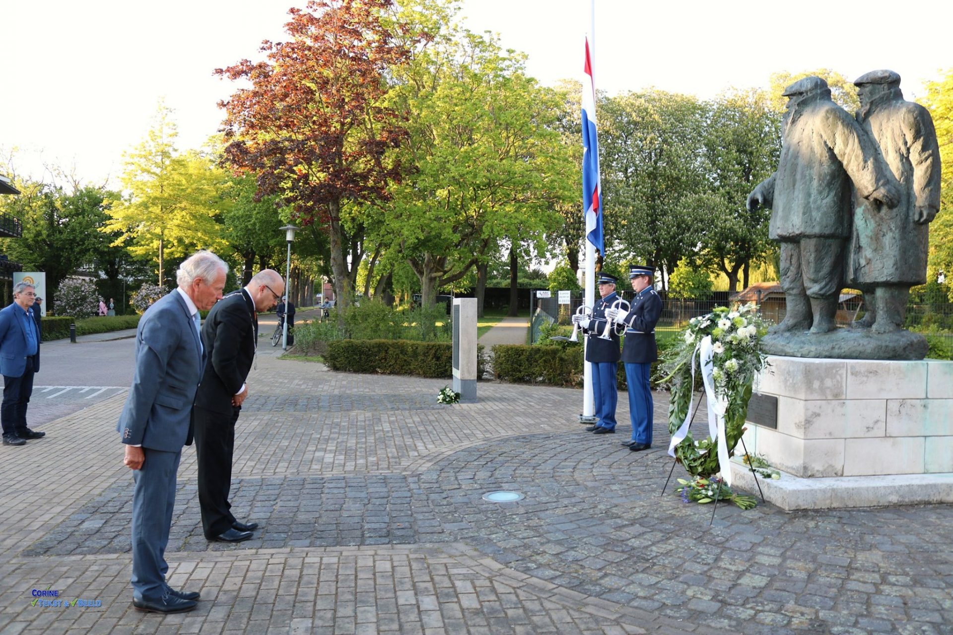 Bloemen gelegd op graf van Biesboschcrossers