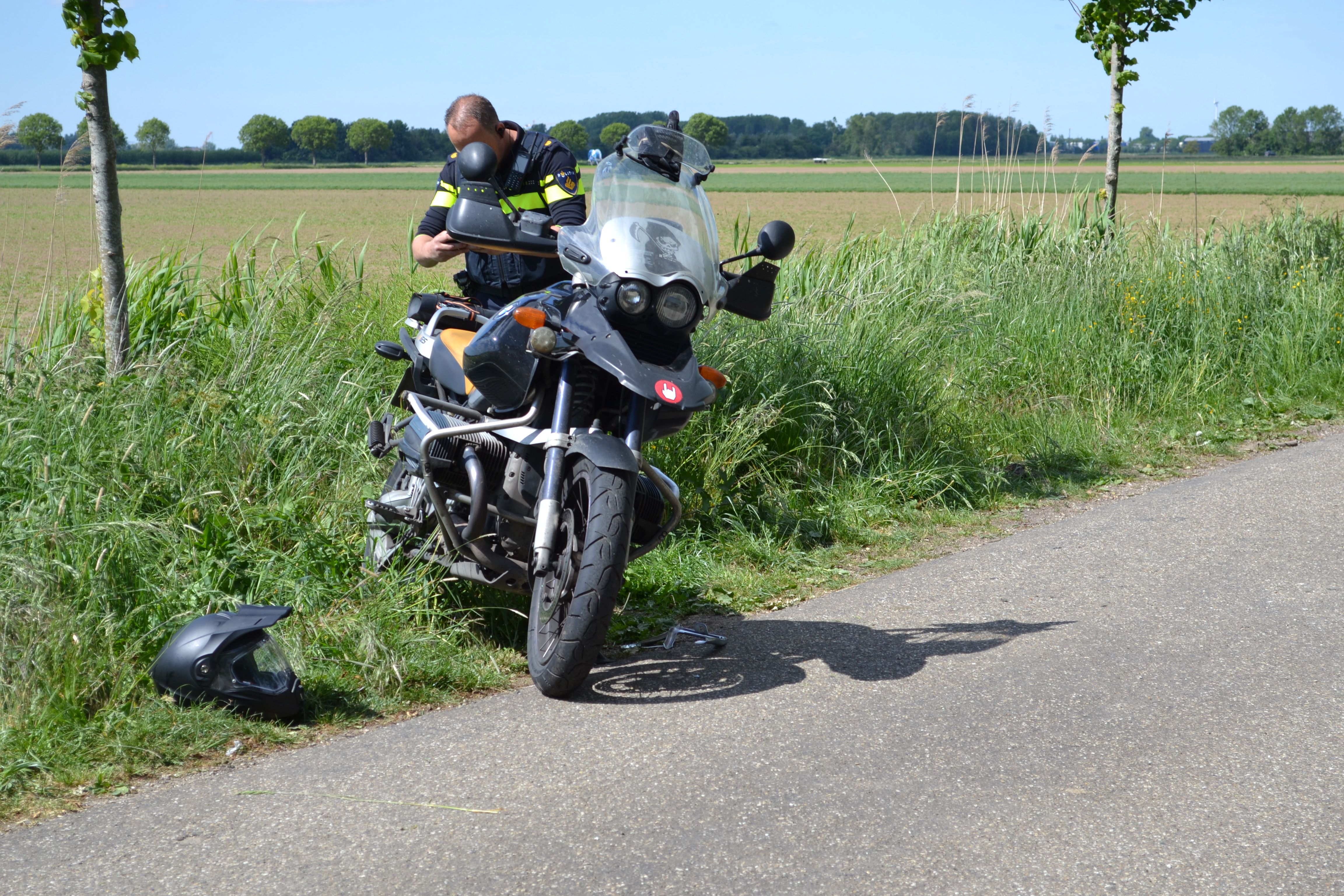 Aanrijding tussen motor en auto in polder Werkendam