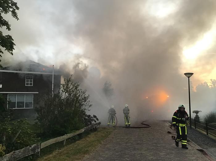 Grote woningbrand in Genderen