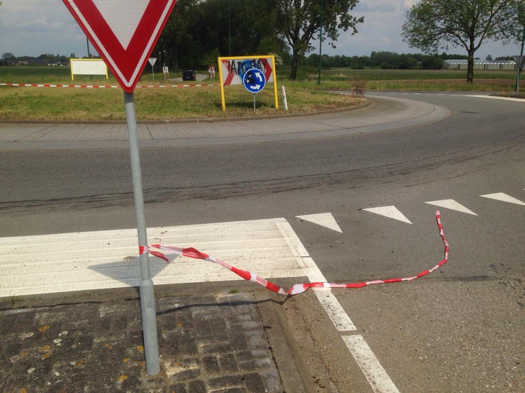 Vandalen spuiten tekens en teksten op borden langs provinciale weg