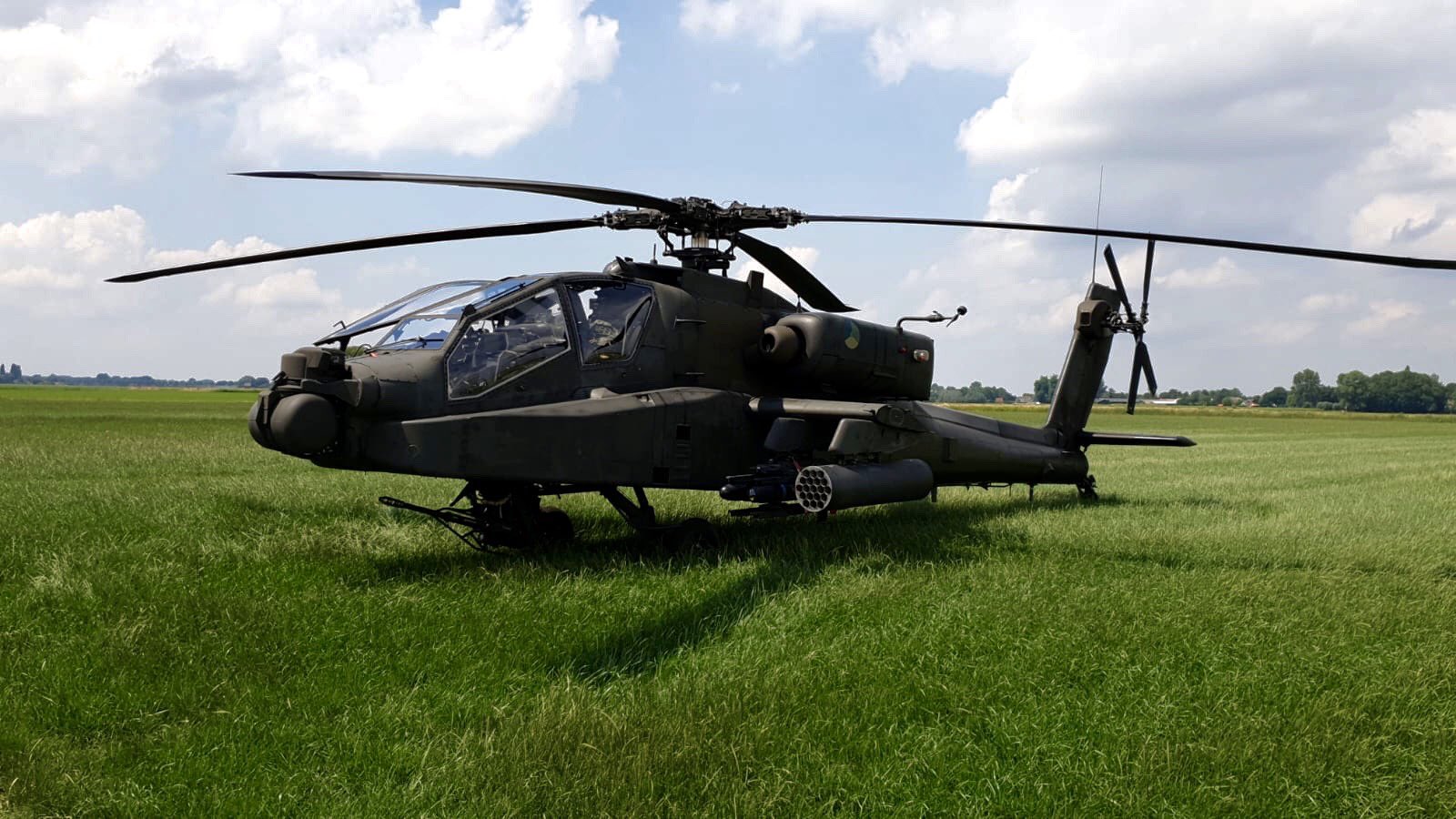 Noodlanding Apache helikopter in weiland