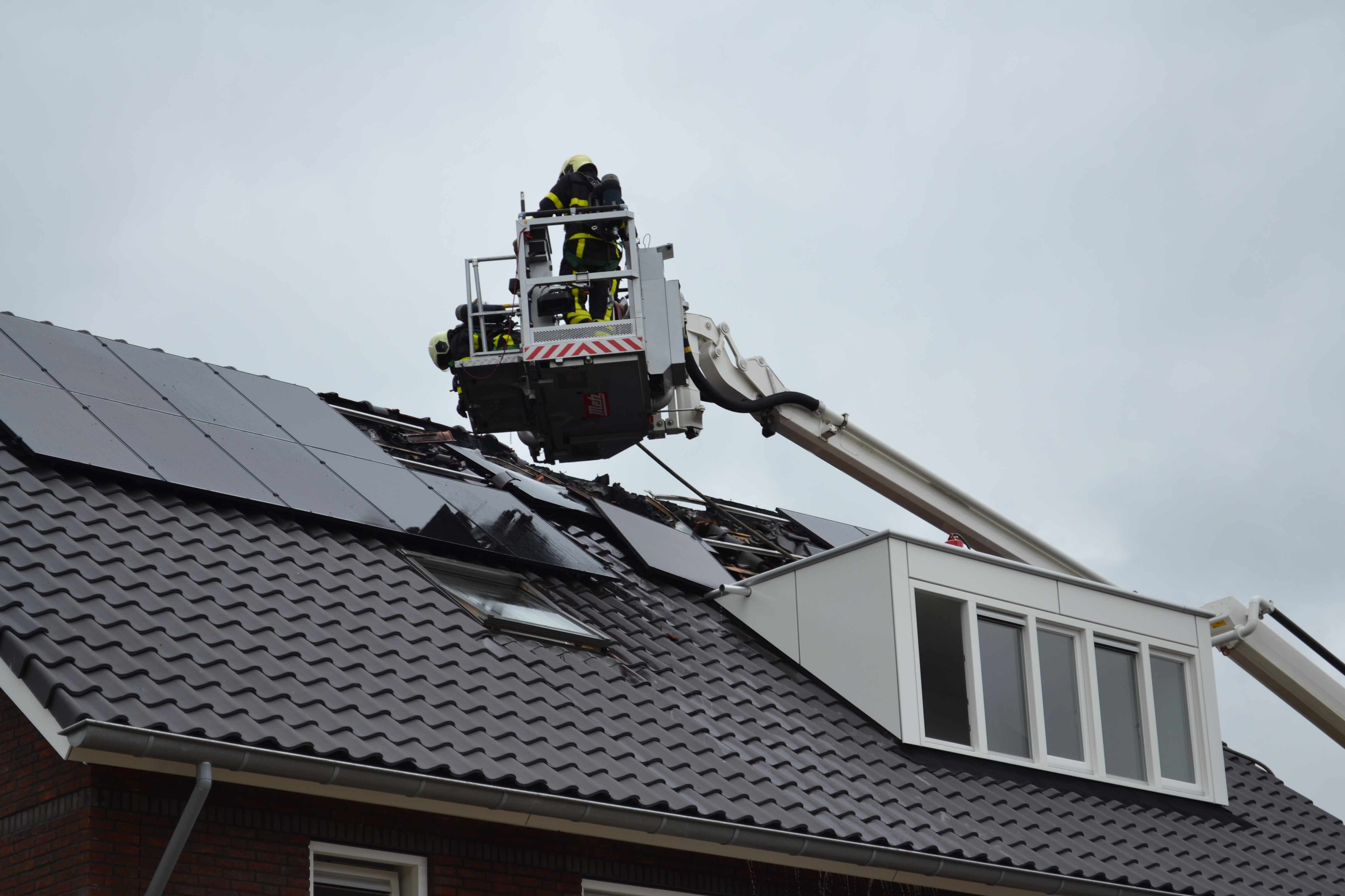 Brand op dak van nieuwbouwwoning in Nieuwendijk