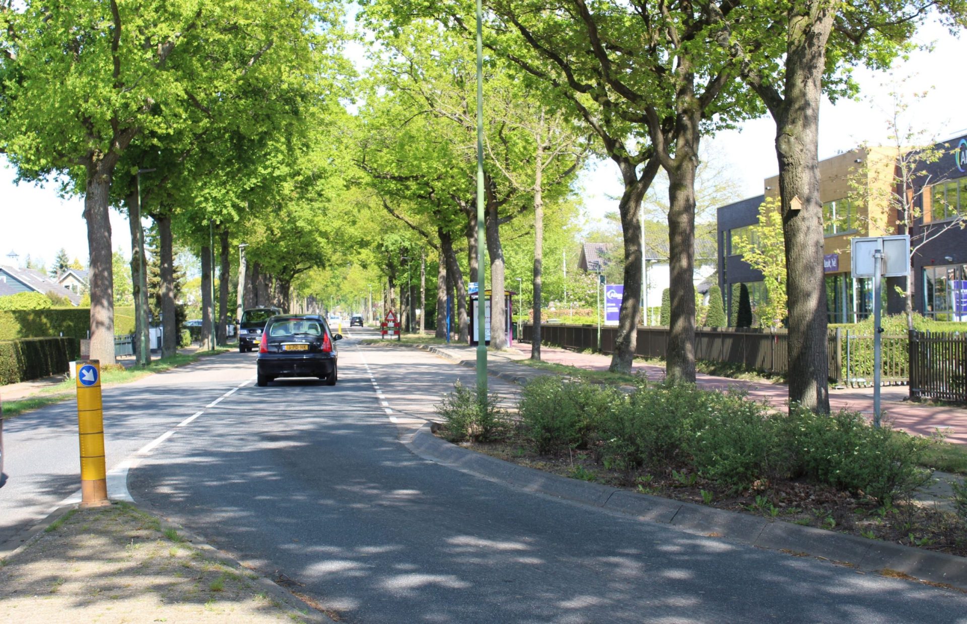 Weggedeelte Rijksstraatweg opvallend rood geverfd