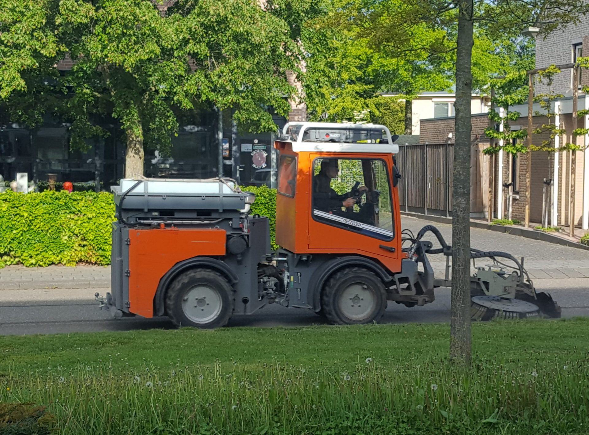 Nieuwe aannemers druk bezig met bestrijding van onkruid