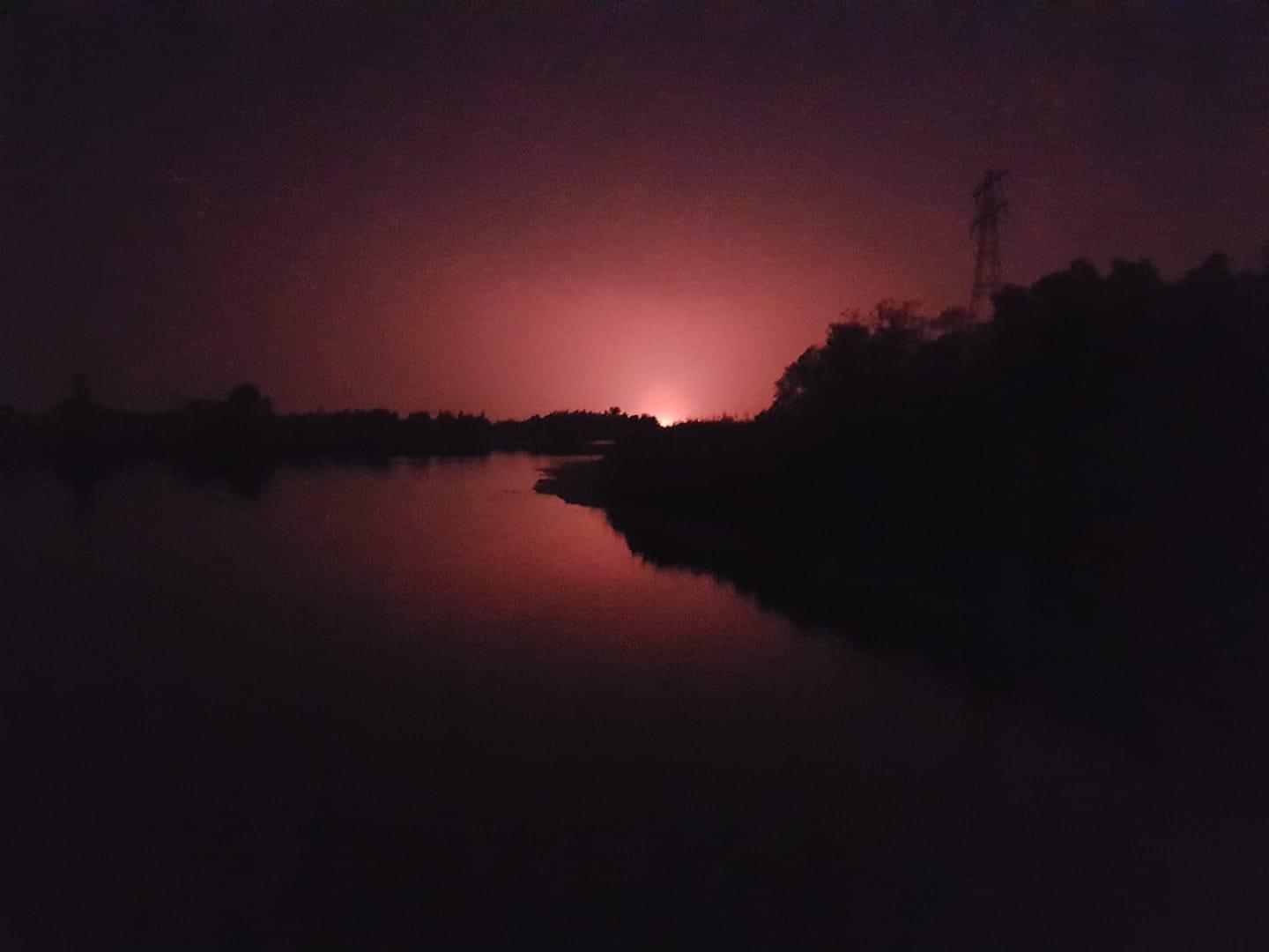 Rode gloed zichtbaar daar affakkelen Shell Moerdijk