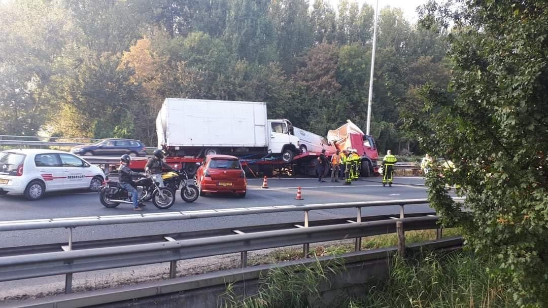 Lange files door vrachtwagen in middenberm A27