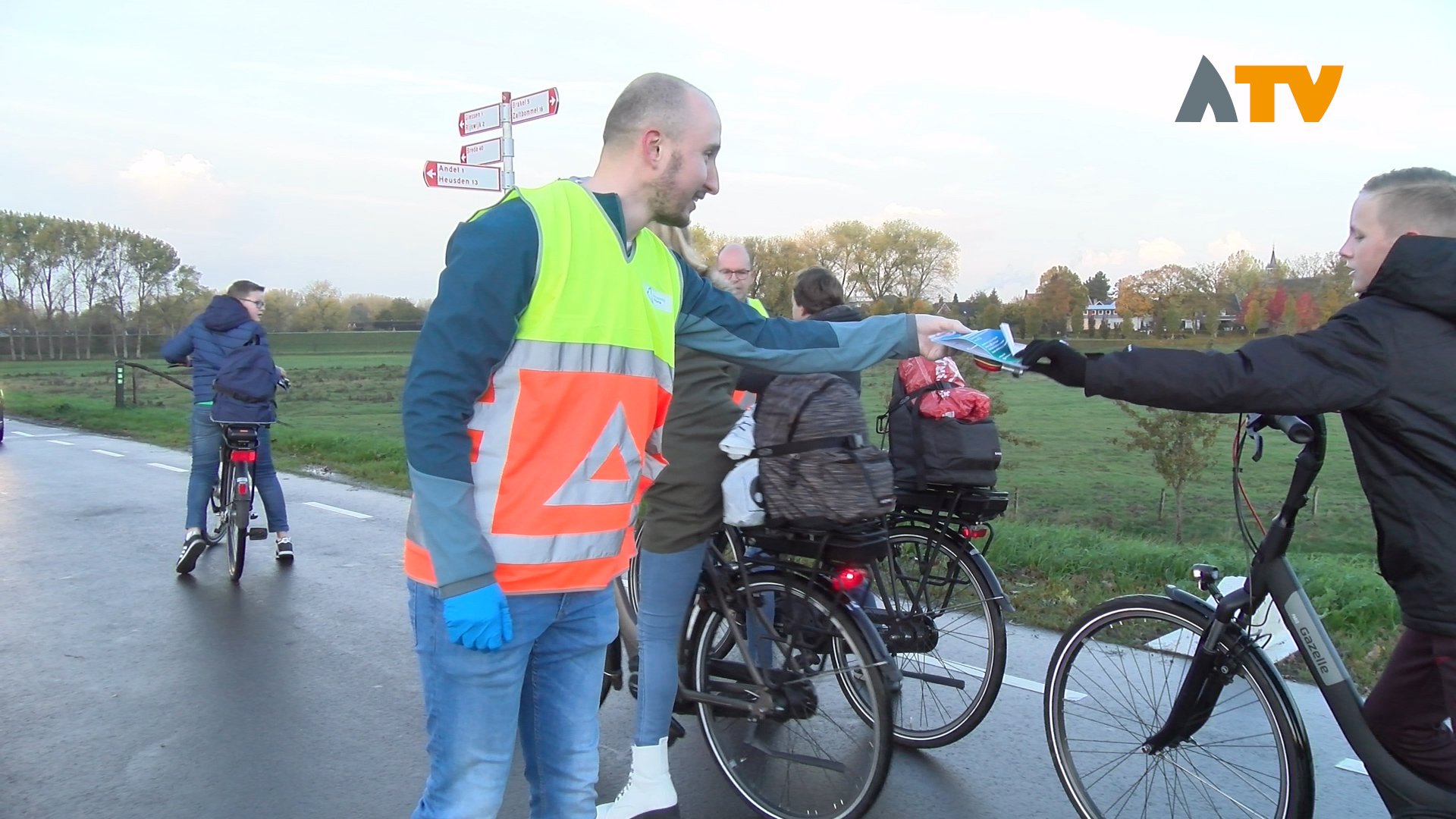 Gratis fietsverlichting uitgedeeld bij nieuwe rotonde