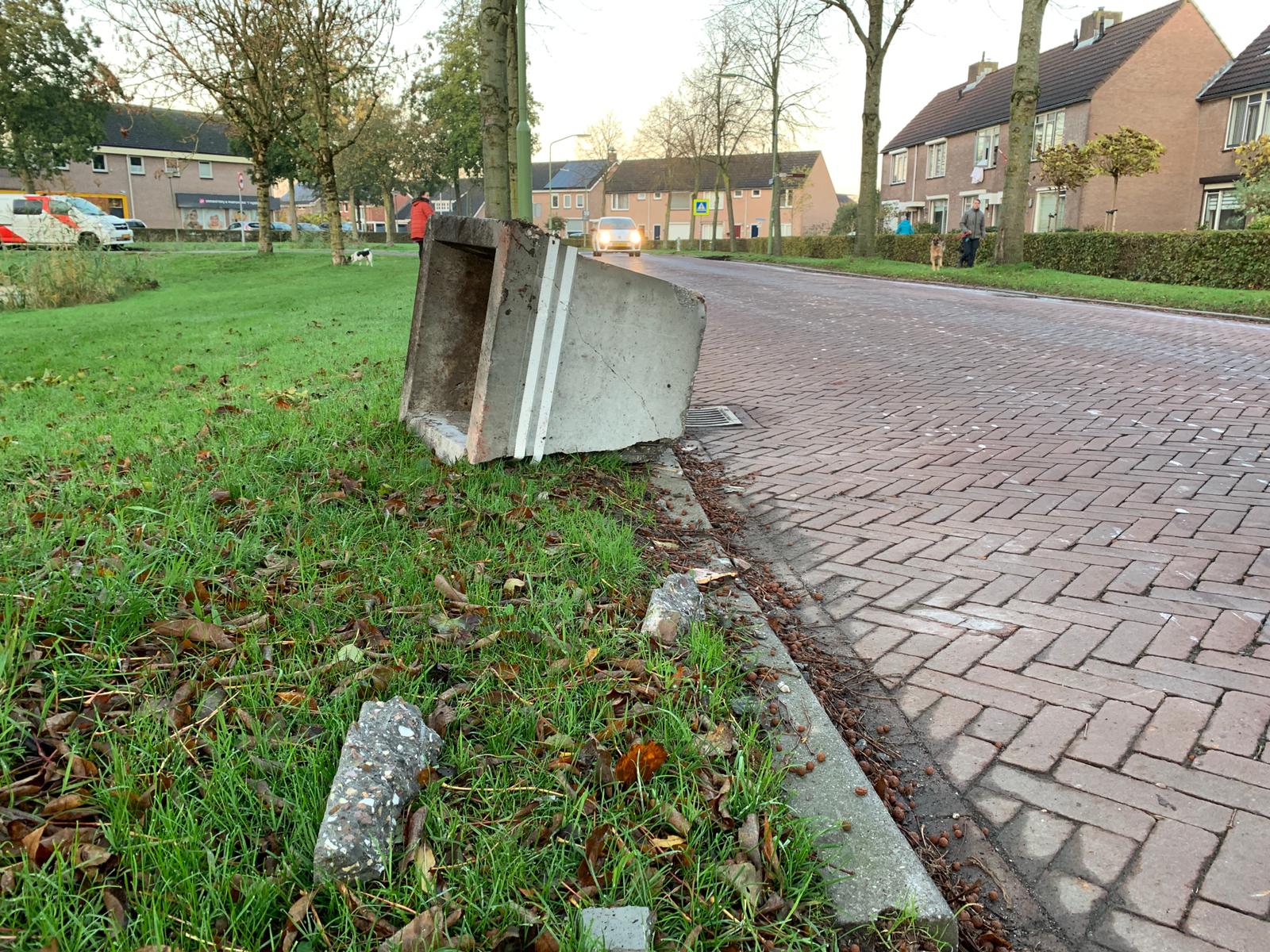 Bloembak en bushokje vernield in Hank