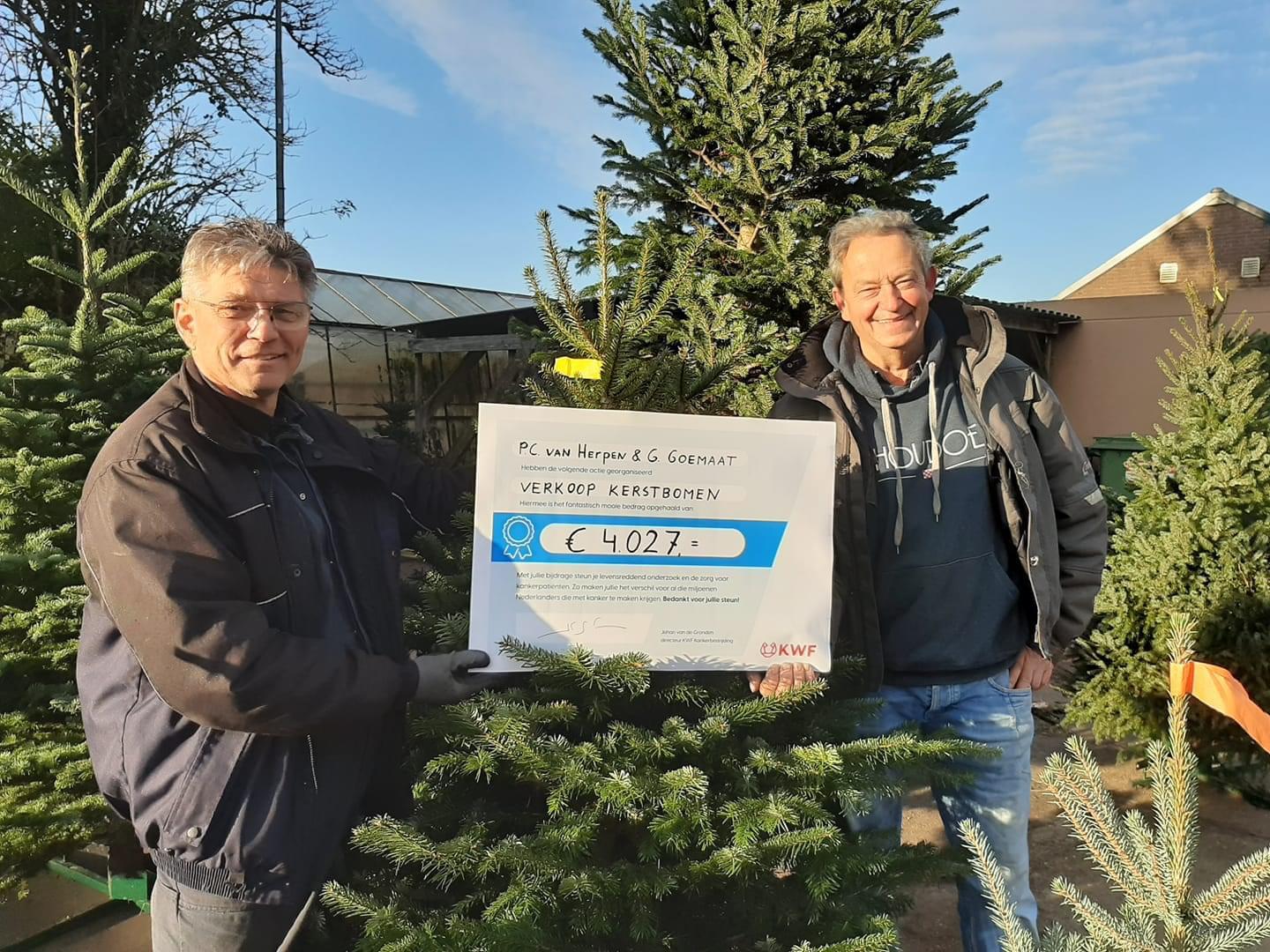 Kerstbomenverkoop levert ruim 4000 euro op voor KWF