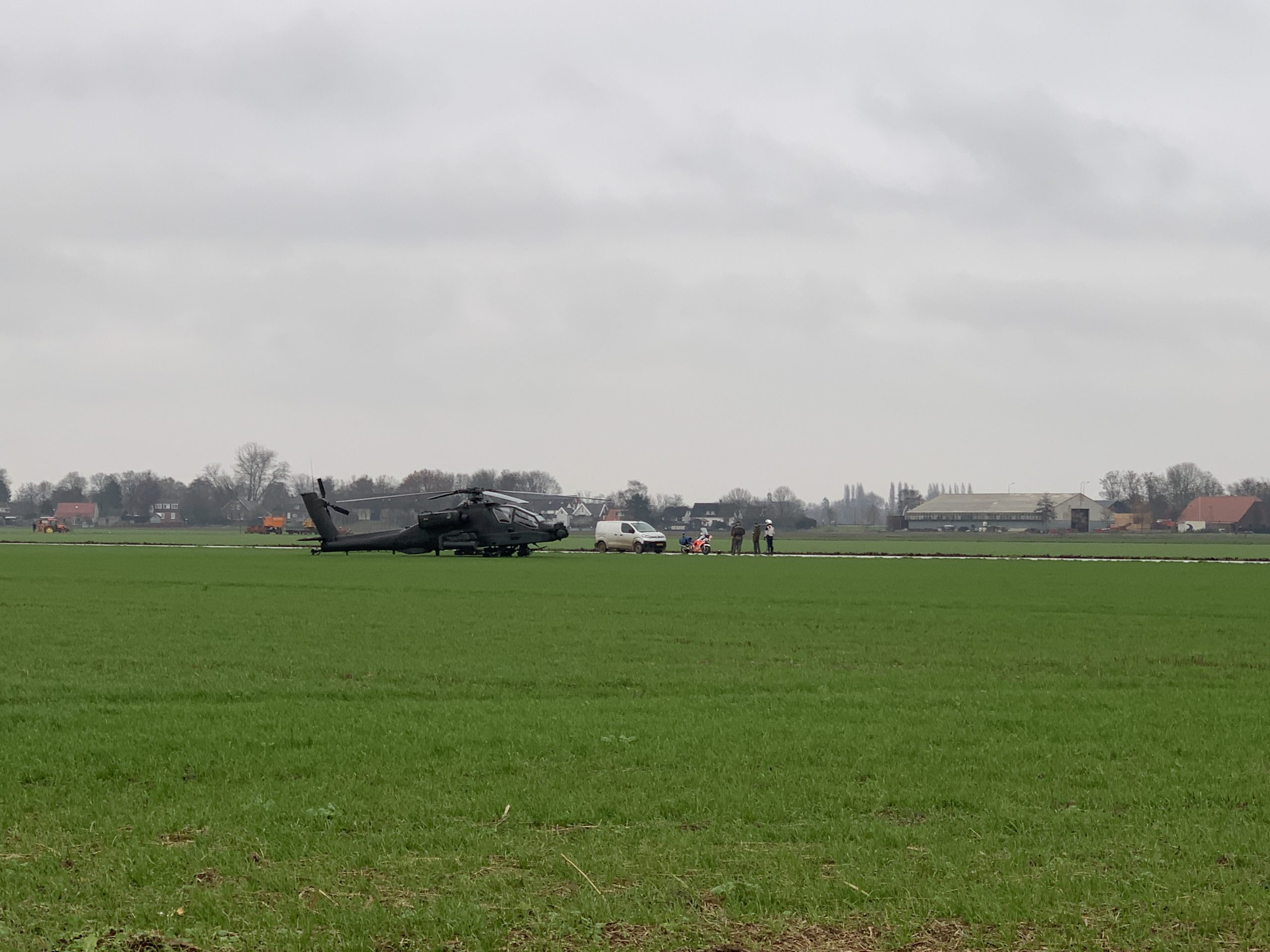 Gevechtshelikopter maakt voorzorgslanding in Almkerk