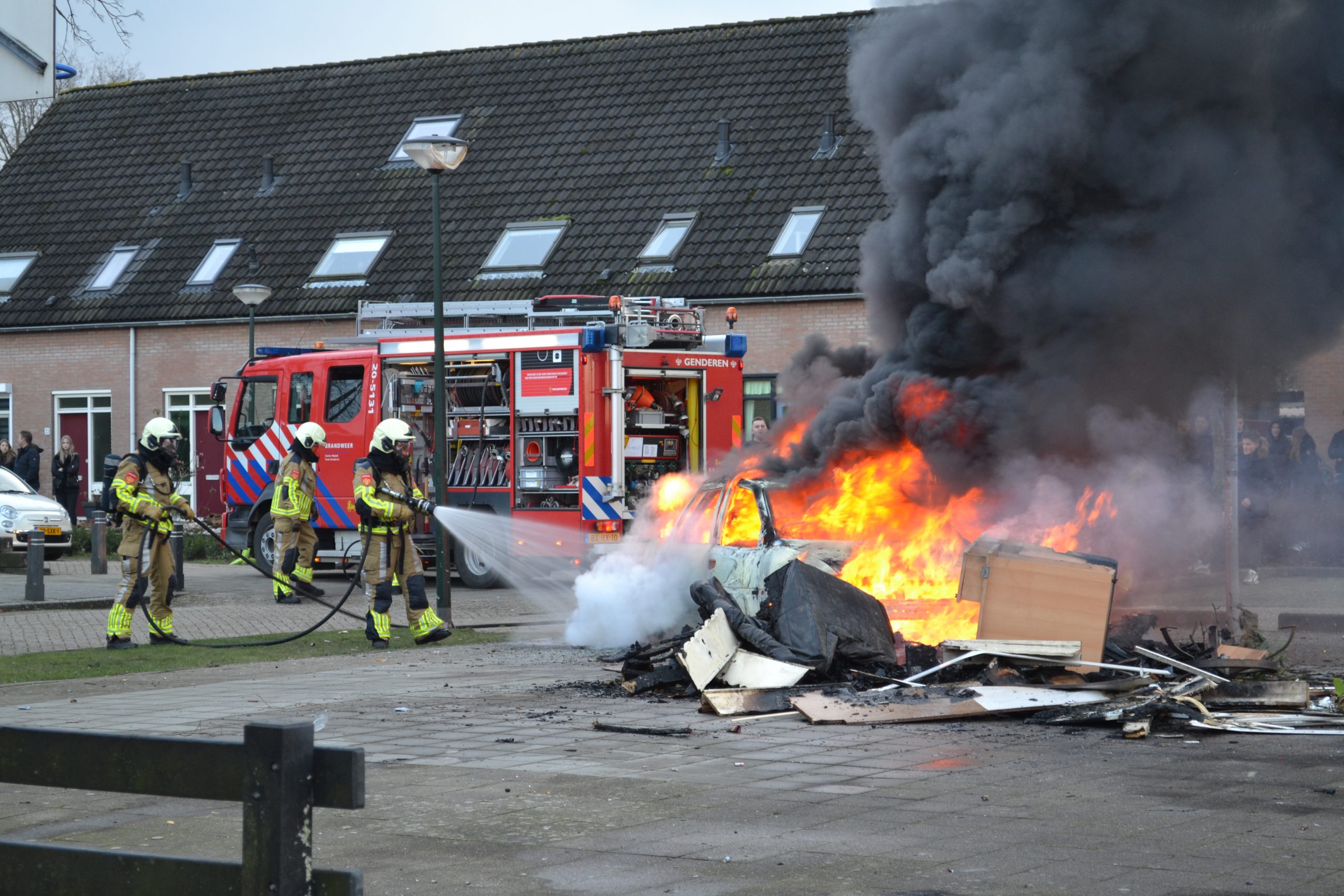 Autobrand in Genderen trekt veel bekijks