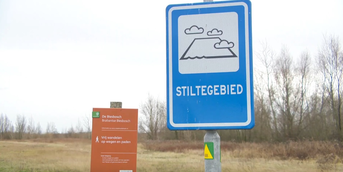 Jaarlijkse blotevoetentocht op de Dag van de Stilte