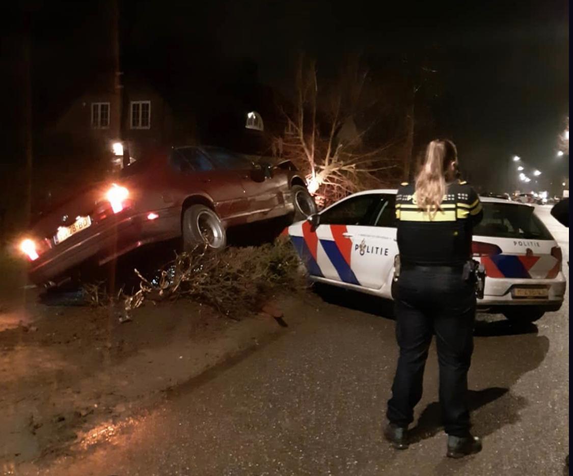 Auto crasht tegen boom na politieachtervolging