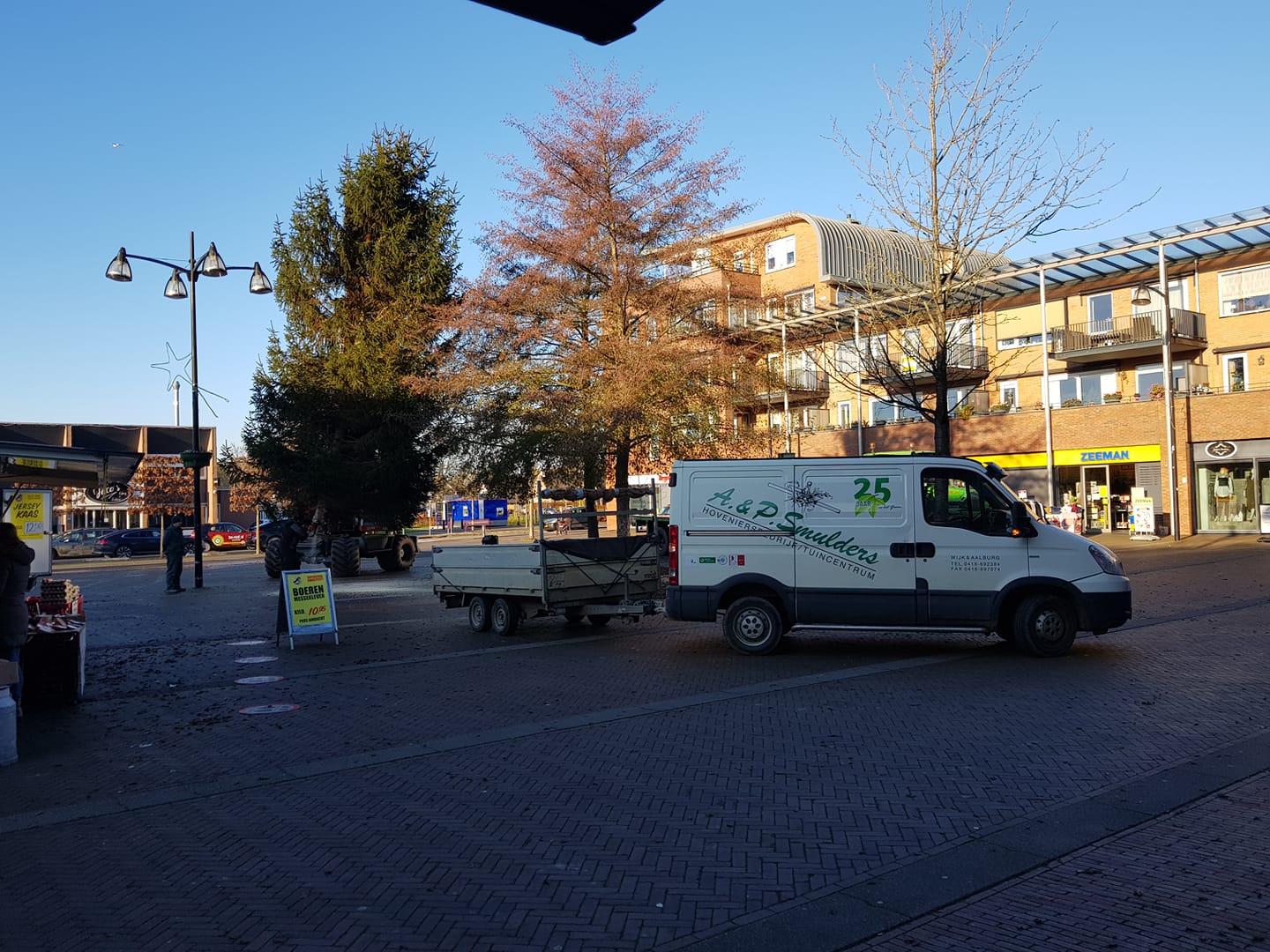 Kerstboom in brand gestoken op Marktplein