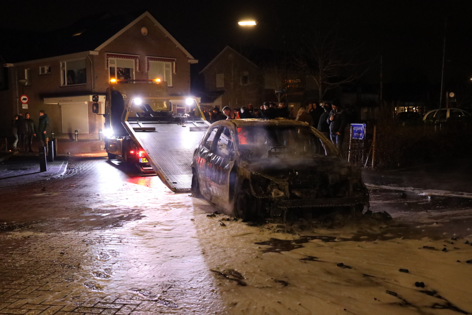 Opnieuw autobrand in Veen met vele toeschouwers