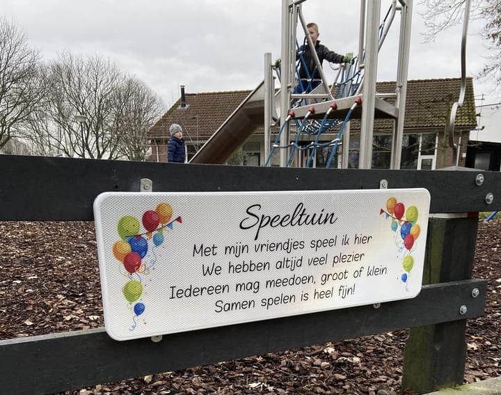 Nieuw bord voor speeltuintje nabij ’t Hart