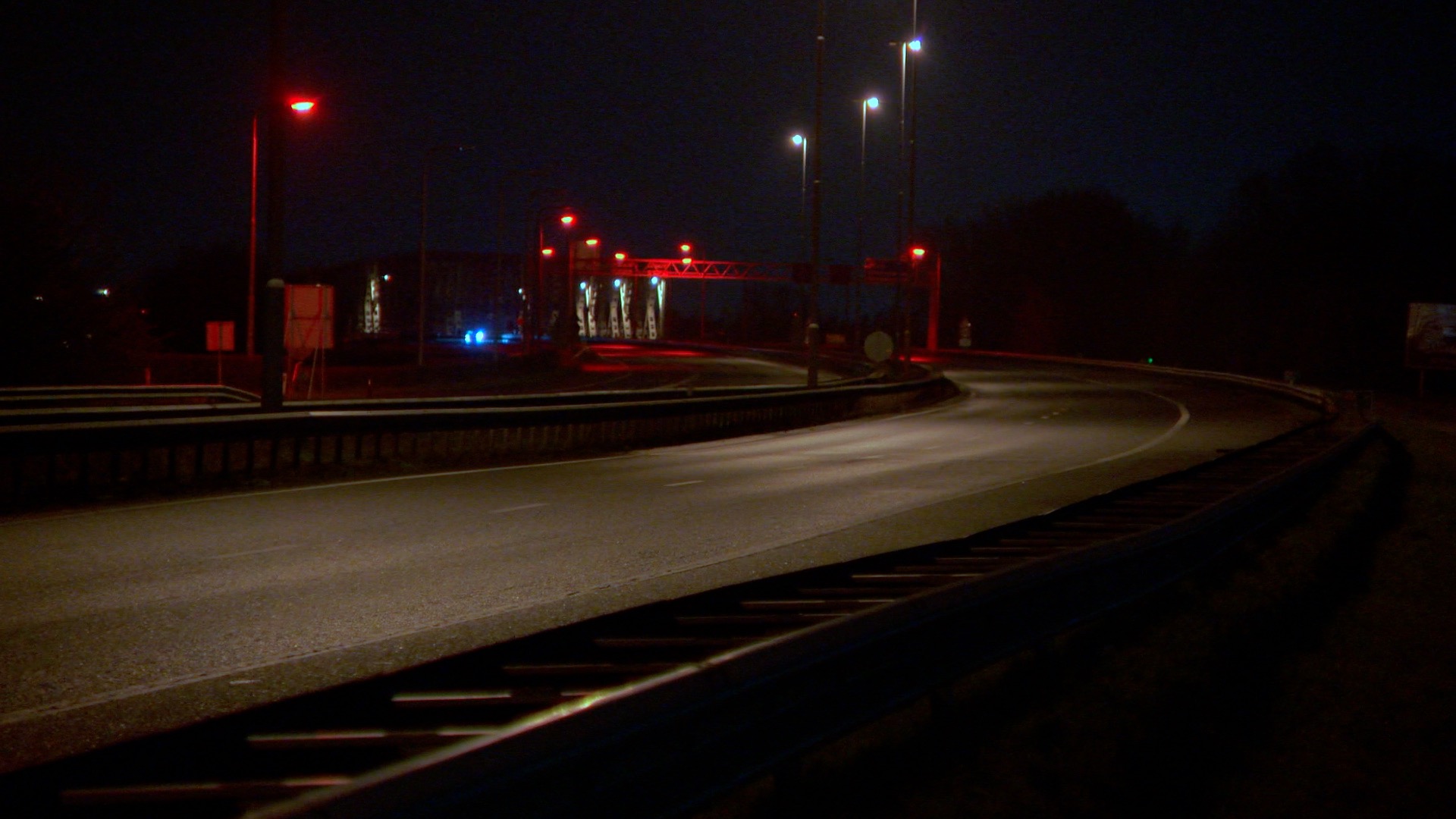 Avondklok zorgt voor verlaten straatbeeld