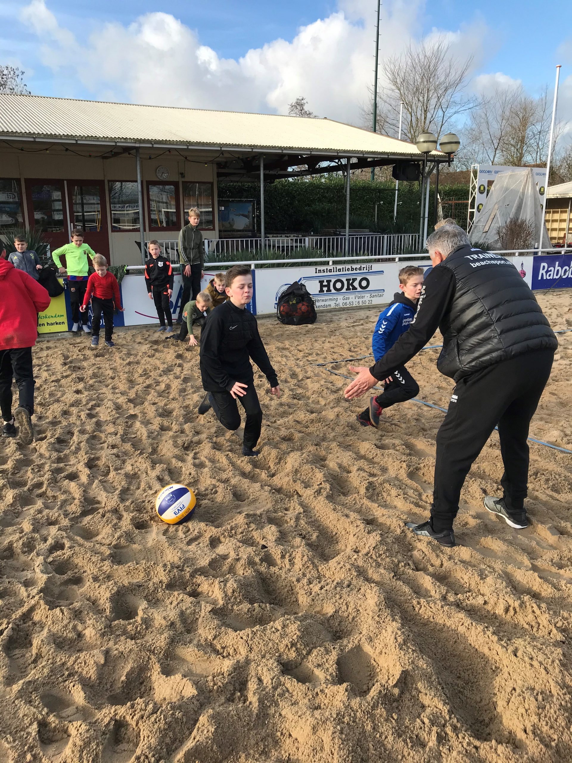 Beachsport Vereniging Werkendam laat kinderen ‘knallen’