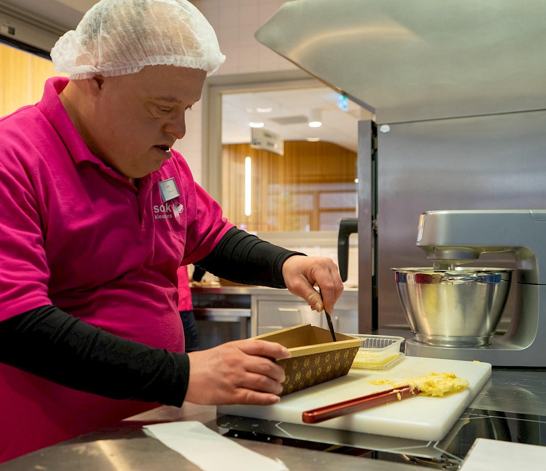 Cliënten van Sovak bakken cake voor stichting Hospice Altena