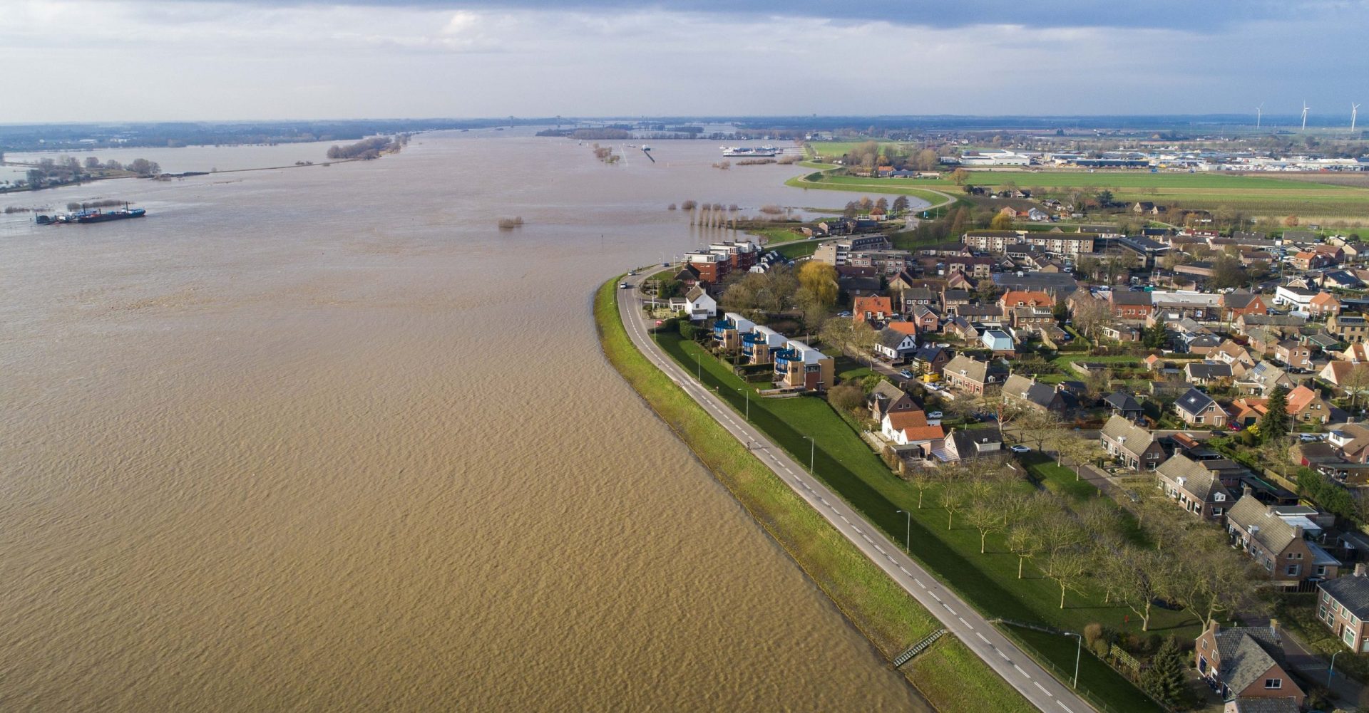 Hoogwater op komst: volle uiterwaarden en kwel