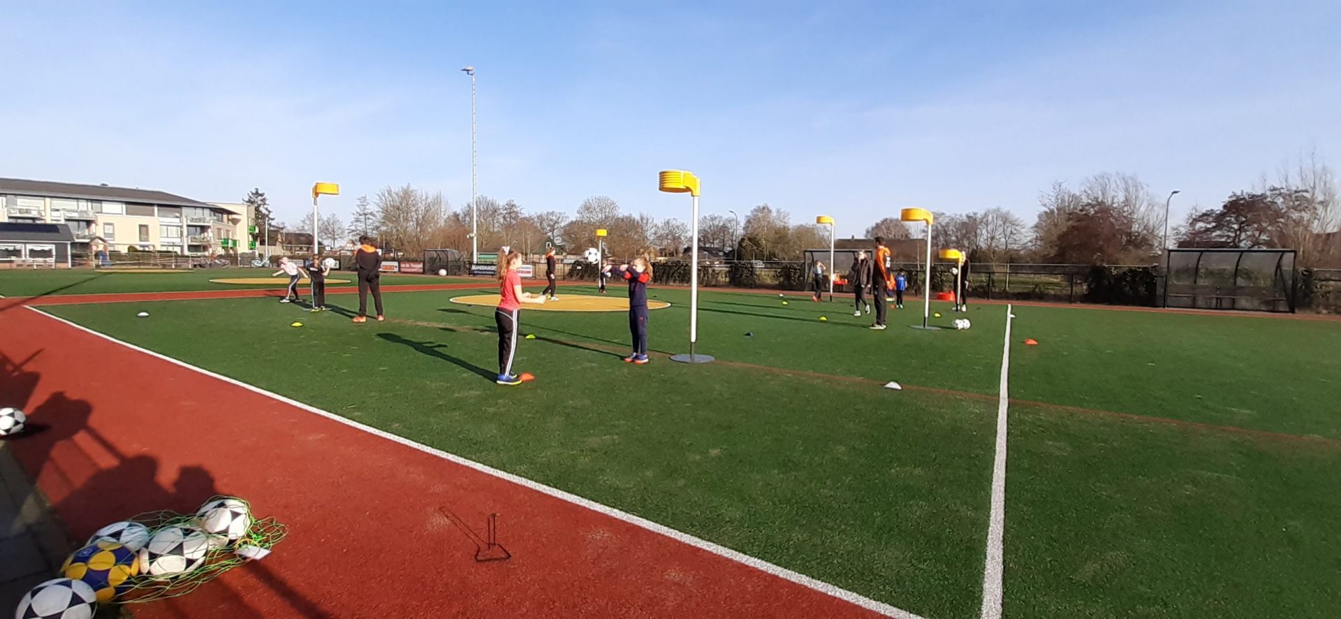 Topkorfballers van GKV gaven clinic in Sleeuwijk