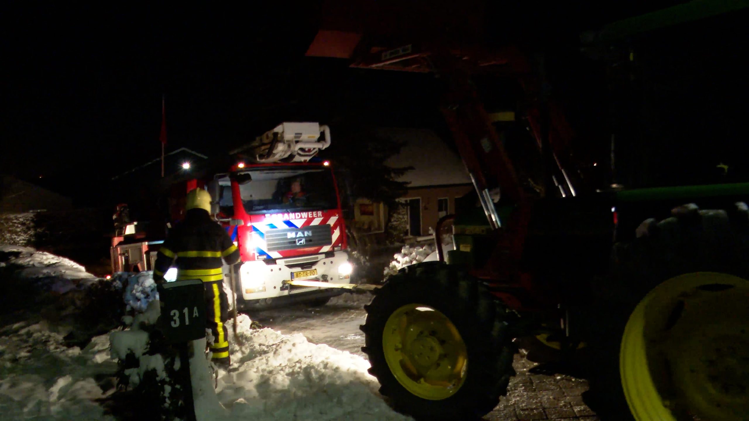 Brandweerwagen komt vast te zitten tijdens werkzaamheden in Dussen