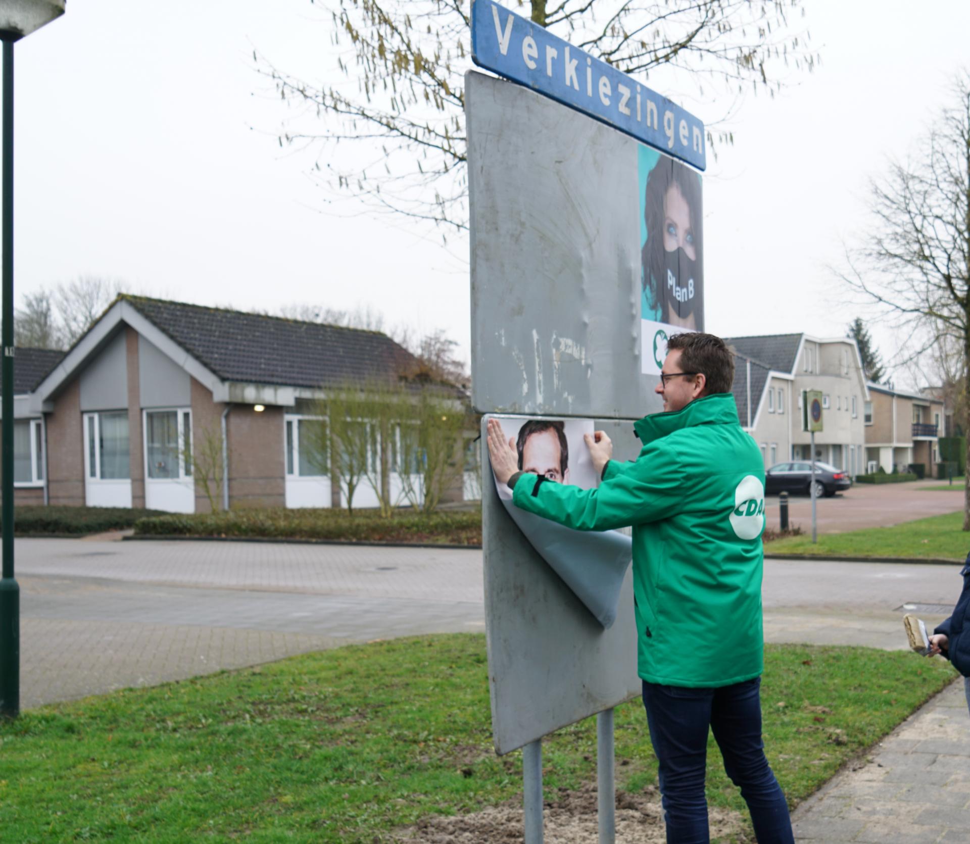 De eerste verkiezingsposters zijn geplakt in Altena