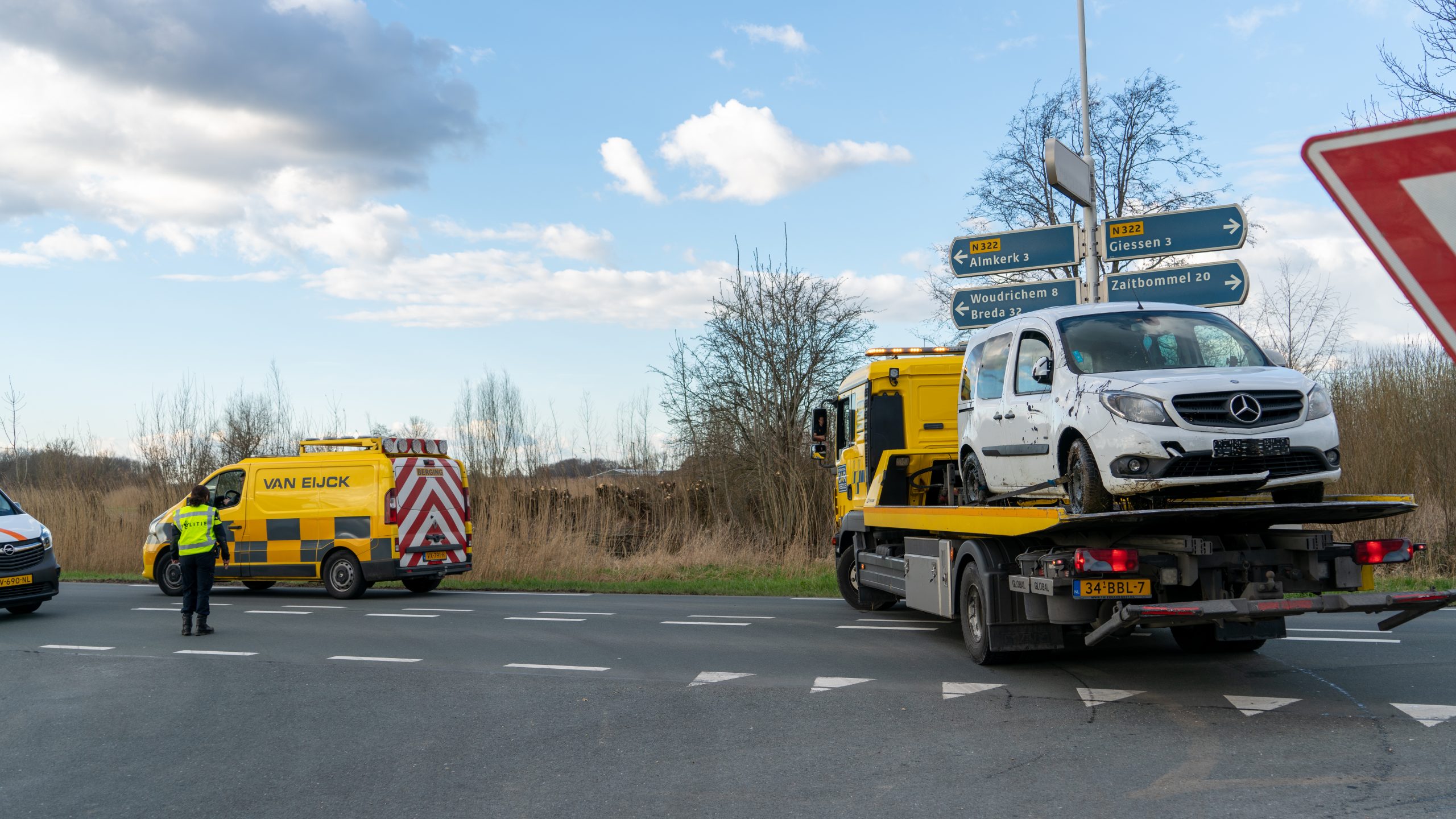 Auto in de sloot na aanrijding op N322 bij Waardhuizen