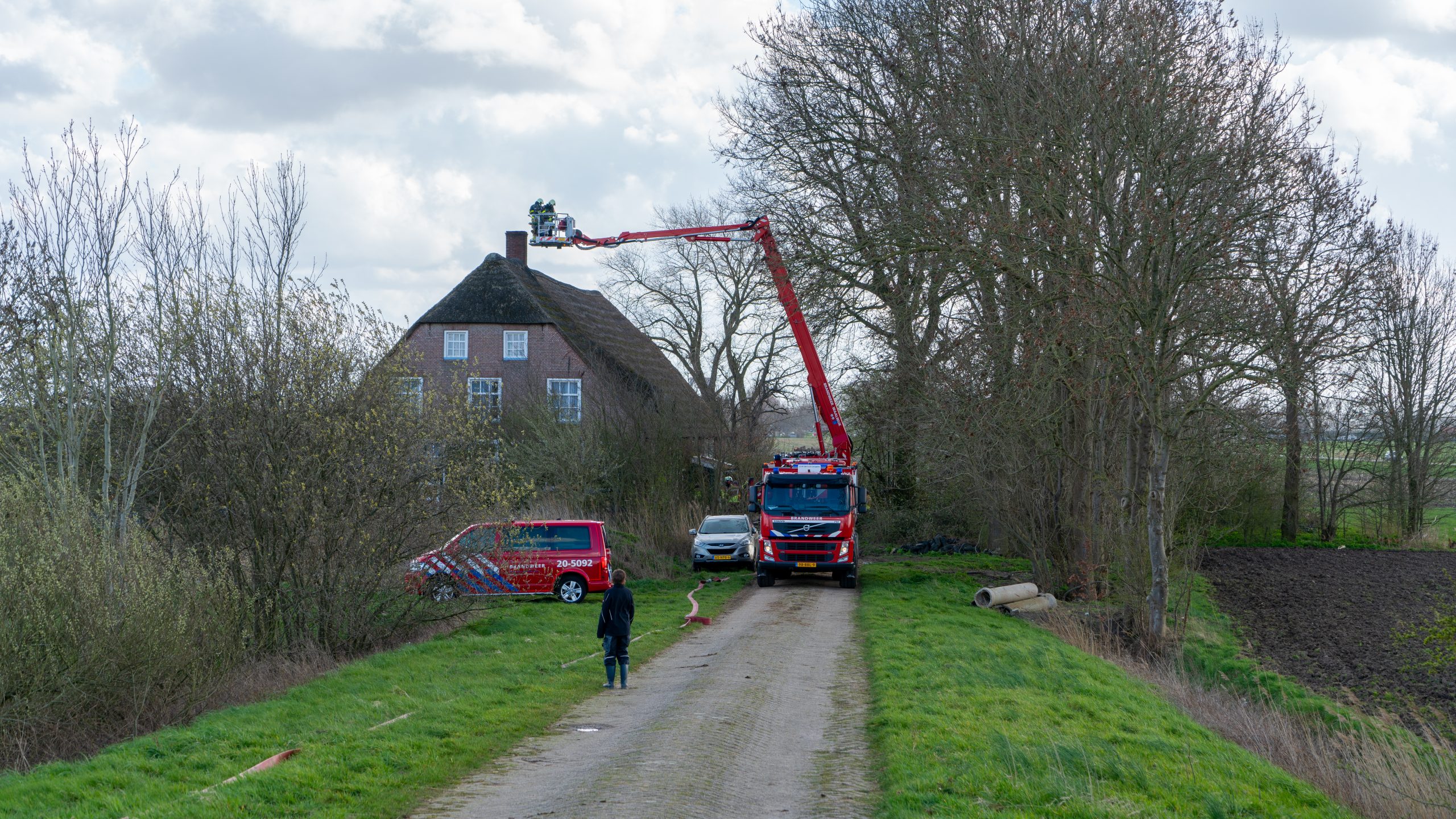 Veel materieel naar schoorsteenbrand in Wijk en Aalburg