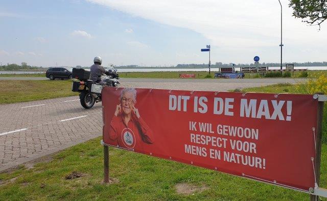 Inwoners Noordwaard doen mee met spandoekenactie van NEFOM