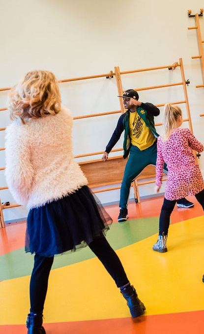 Leerlingen van de Prins Willem Alexanderschool in Eethen dansen onder schooltijd