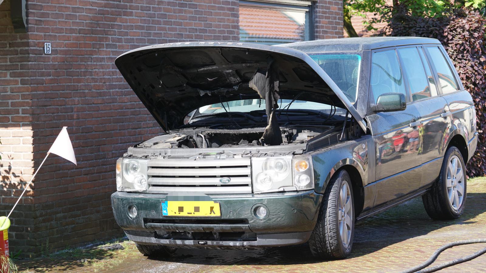 Autobrand naast woonhuis in Almkerk