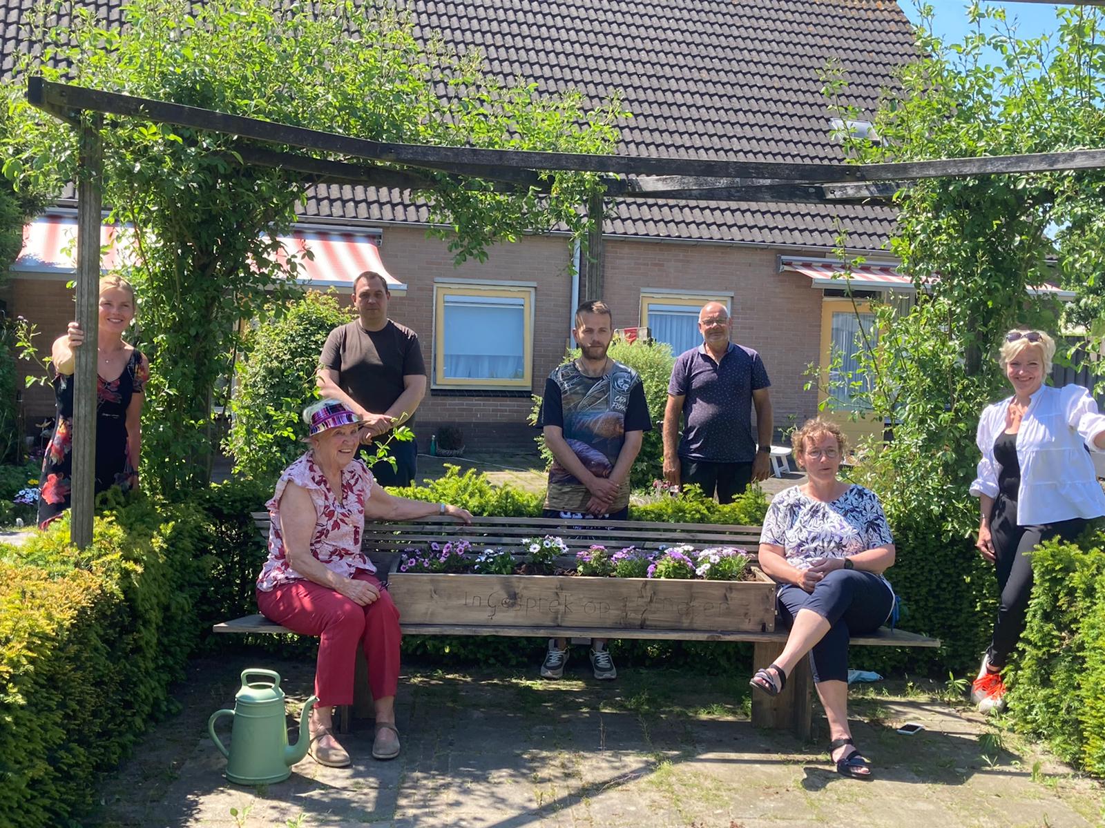 Bewoners De Klimroos in Sleeuwijk nemen anderhalve meter bank in gebruik