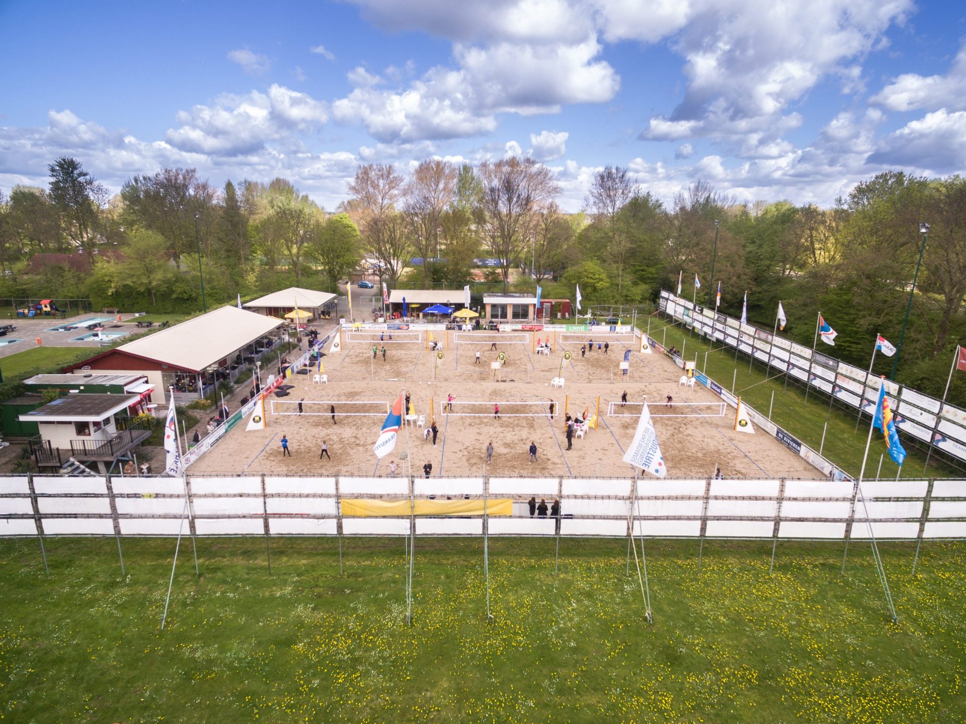 Vrienden gaan weer volleyballen