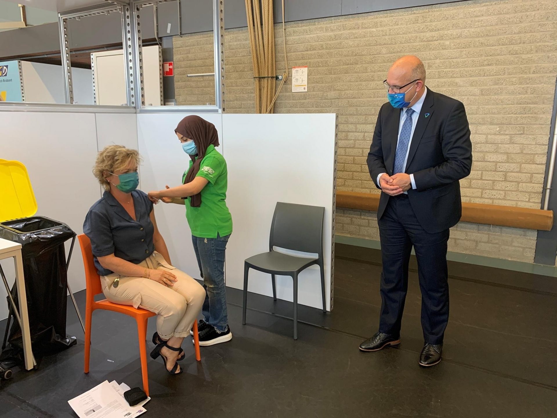 Tienduizendste vaccinatie gegeven op priklocatie in Almkerk