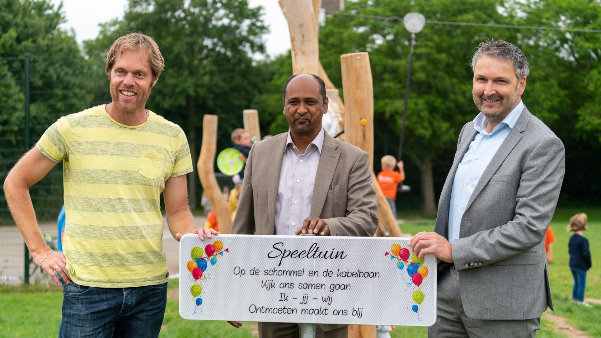 Speeltuin en trapveldje aan de Notenlaan in Sleeuwijk geopend