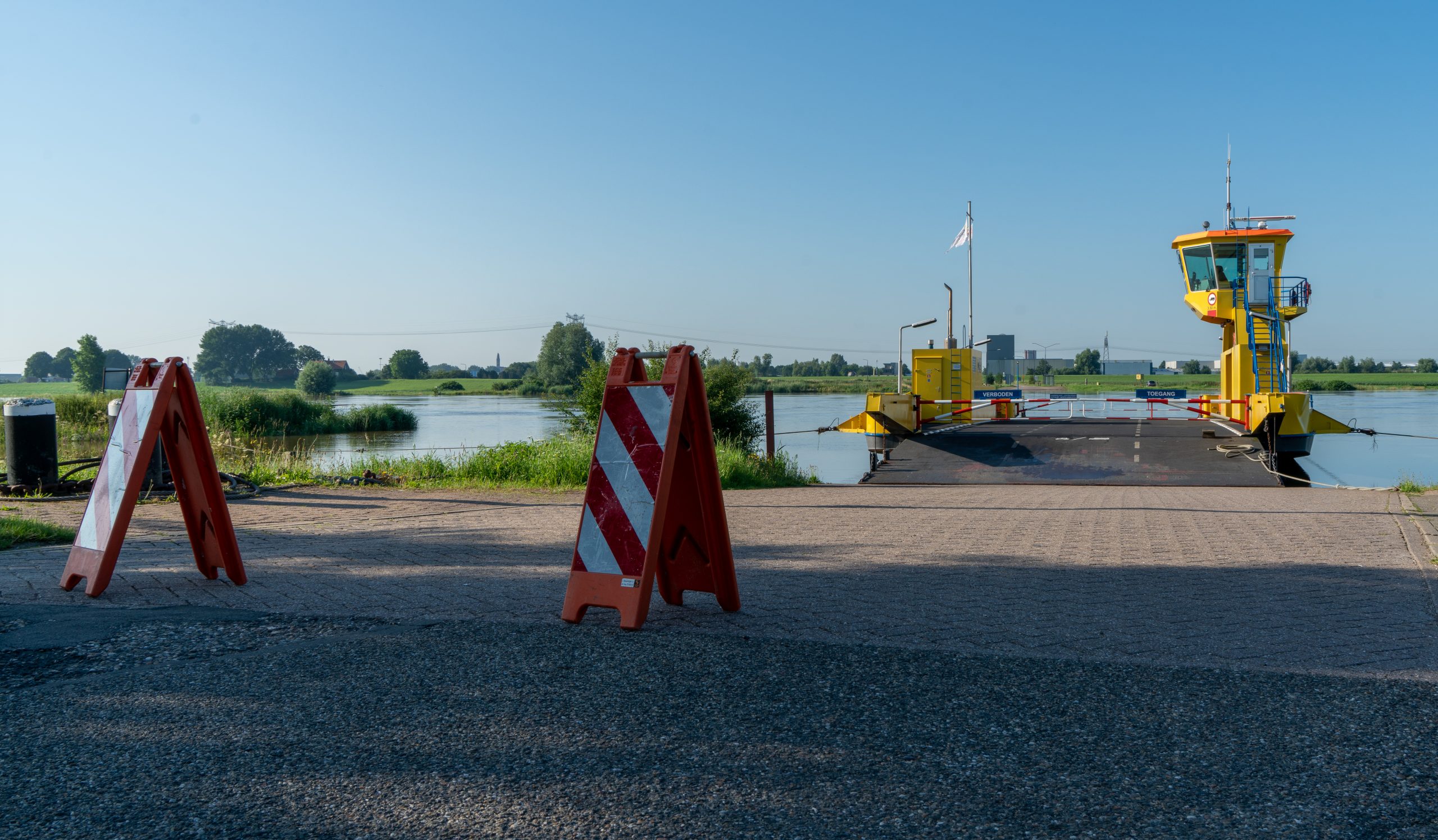 Bergsche Maasveren uit de vaart vanwege hoog water