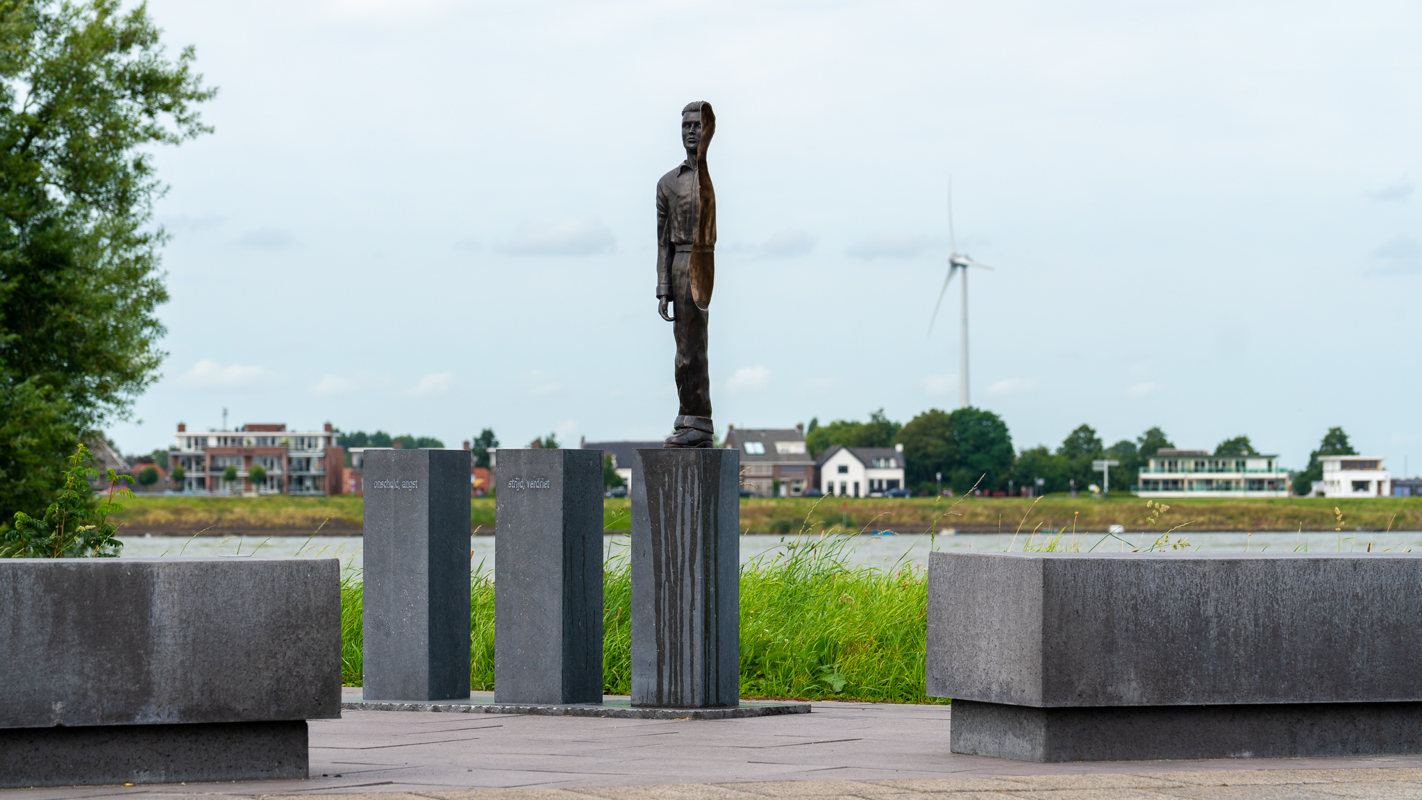 Monument Merwedegijzelaars in Werkendam besmeurd