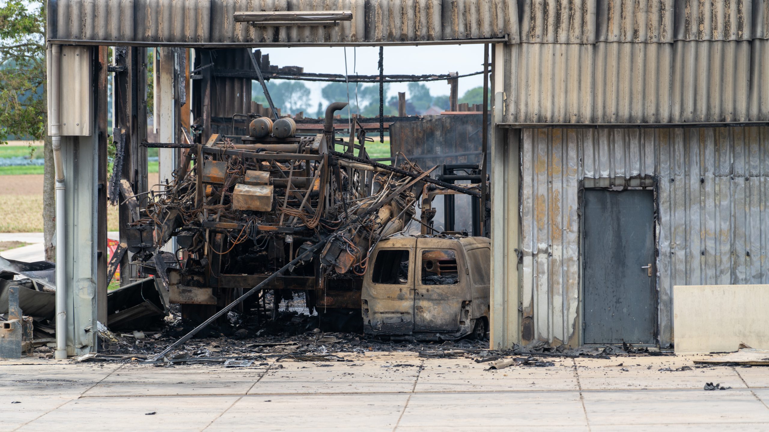 Grote brand bij agrarisch bedrijf in Almkerk