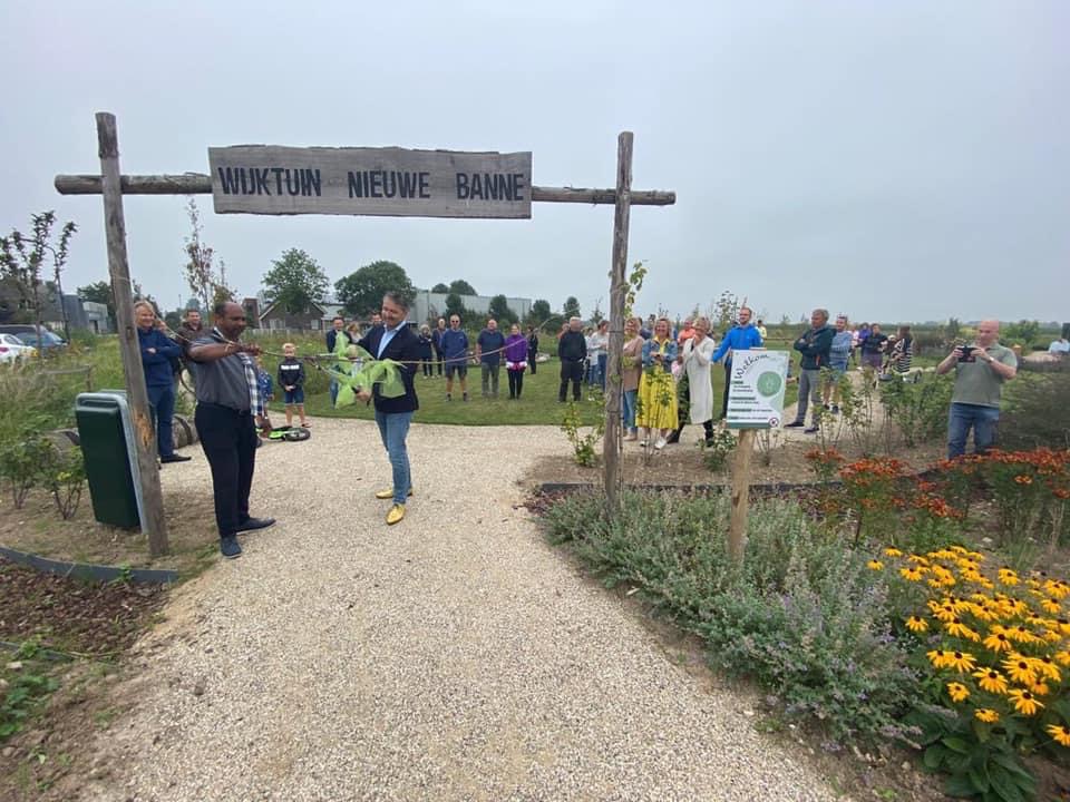 Wethouders Van Vugt en Sheikkariem openden wijktuin Nieuwe Banne in Sleeuwijk