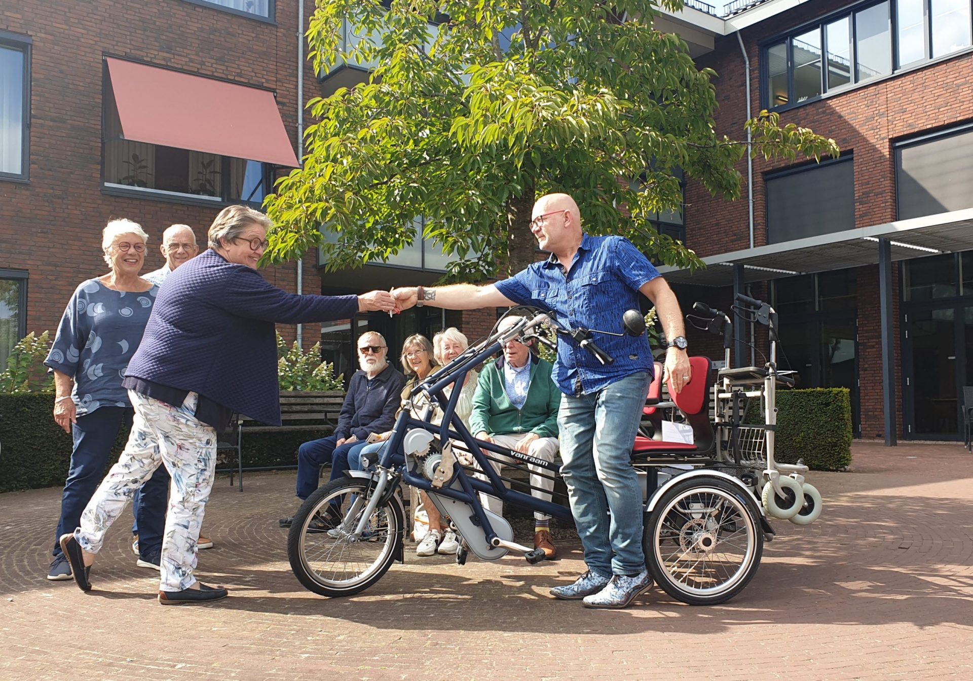 Stichting Vrienden van Pro Seniore bieden Wijkestein Duofiets aan