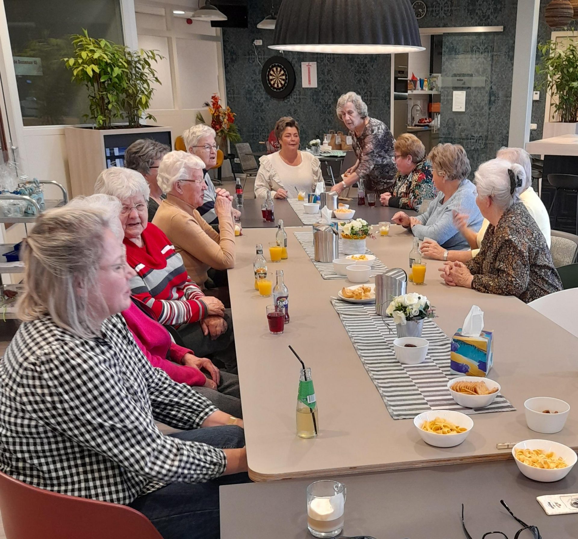 Een middag gezellig aan elkaar gehaakt